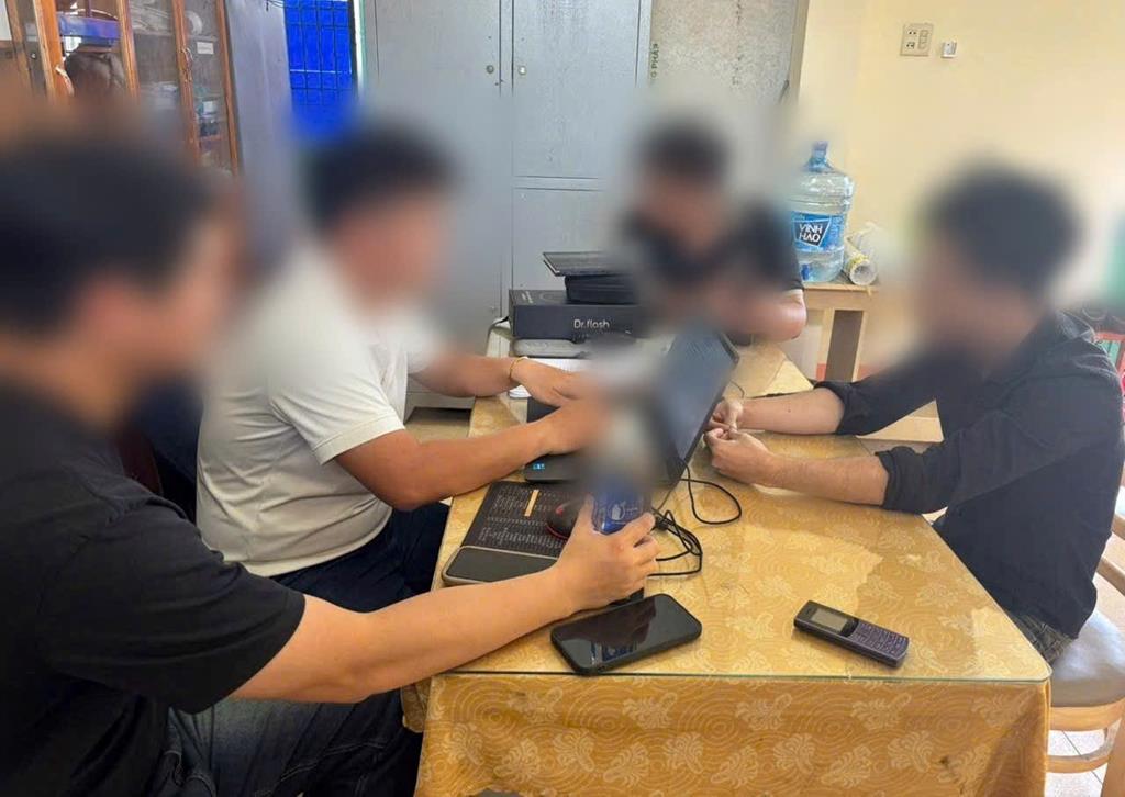 Phòng An ninh nội địa, Công an tỉnh Đồng Nai làm việc với đối tượng N.L.T (ngoài cùng bên phải) - Ảnh: Công an Đồng Nai