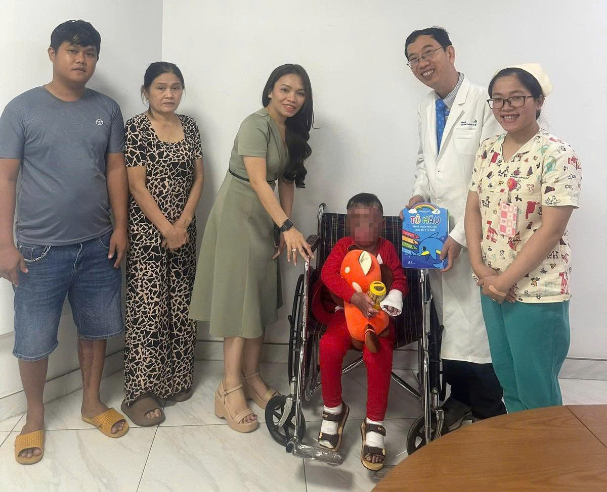 Gia đình, bác sĩ động viên bé L. trước khi con xuất viện, ảnh: BVCC 