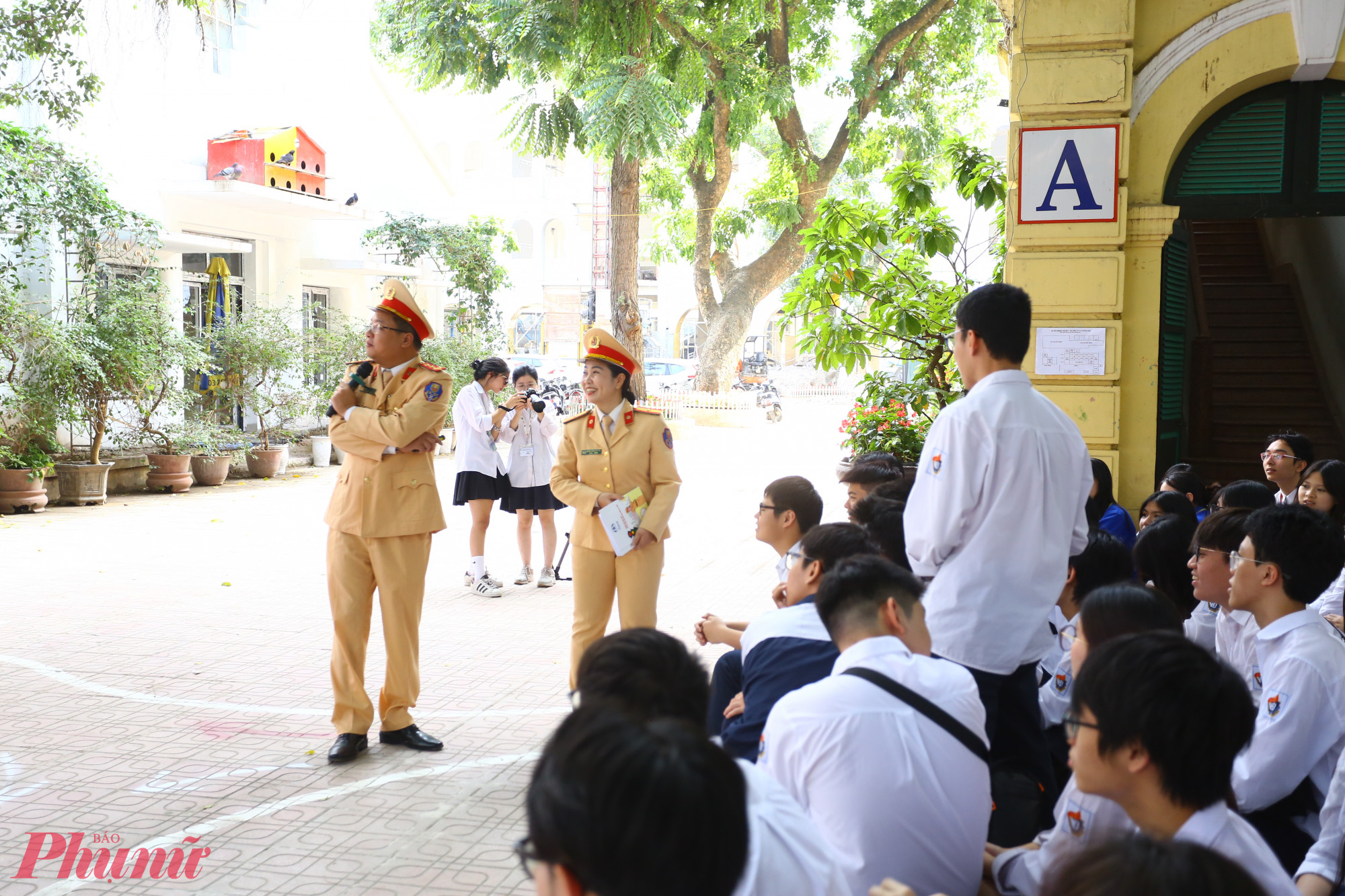 Trong phần lý thuyết, báo cáo viên đã phổ biến những kiến thức pháp luật cơ bản về TTATGT theo Luật Trật tự, an toàn giao thông đường bộ và Nghị định 168/2024/NĐ-CP. Nội dung tập trung vào các quy định về tốc độ, hiệu lệnh đèn tín hiệu, quy tắc tránh – vượt, chuyển hướng, nhường đường cho xe ưu tiên, cùng kỹ năng xử lý tình huống nguy hiểm khi điều khiển xe máy và xe máy điện.