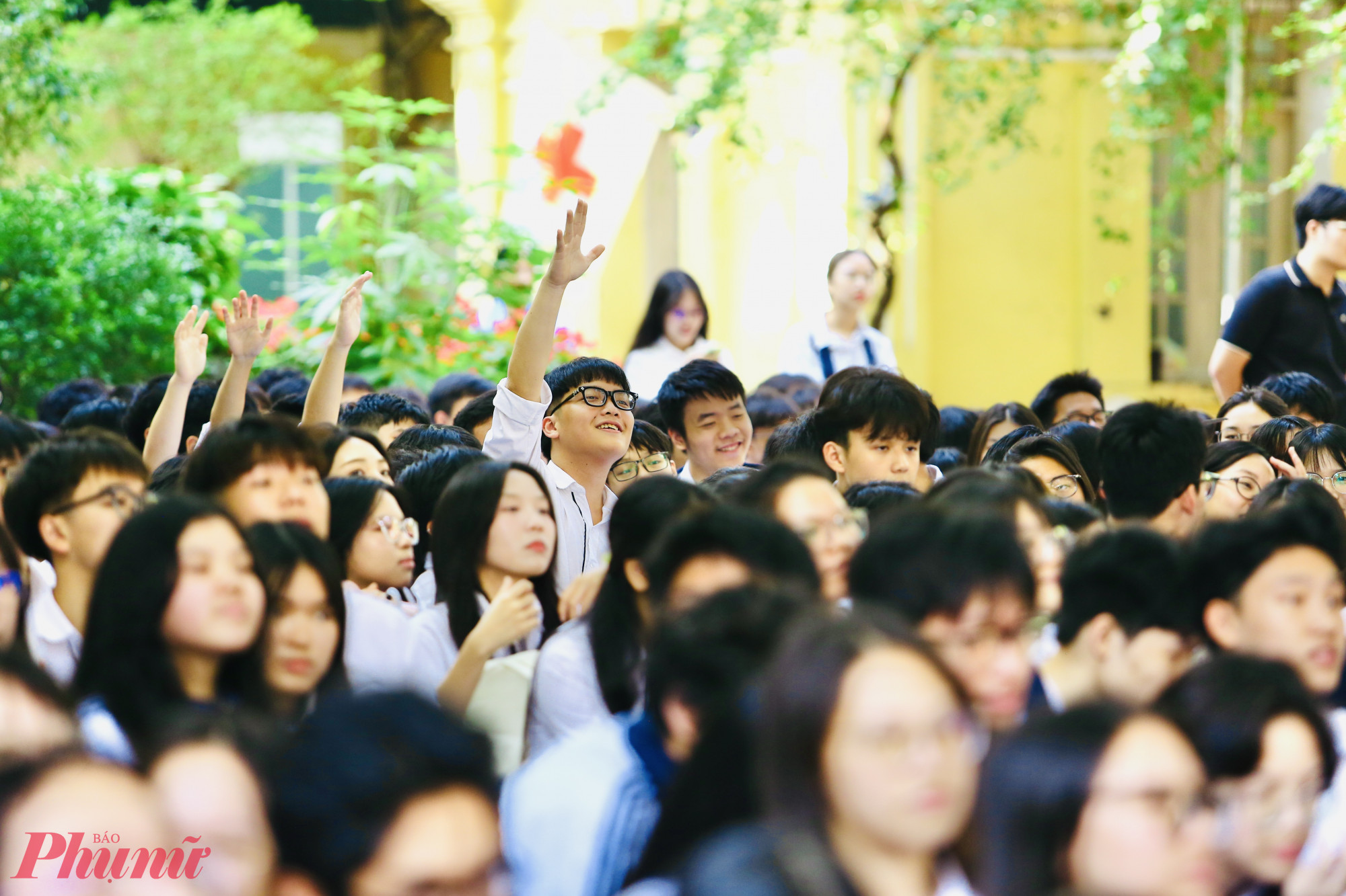 Học sinh hào hứng tham gia trả lời lý thuyết về luật an toàn giao thông.