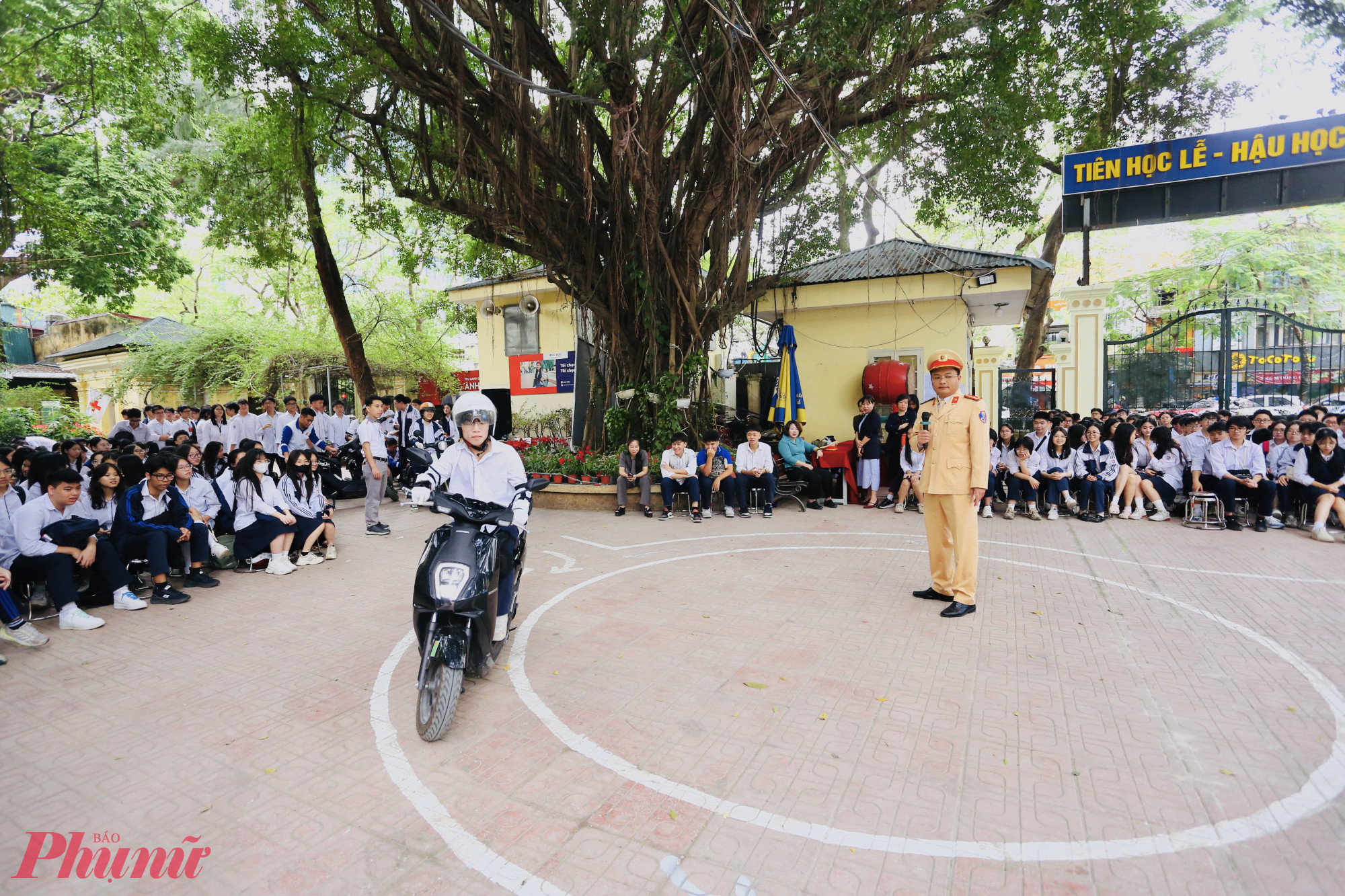Phần thực hành diễn ra tại sân trường, nơi học sinh trực tiếp điều khiển phương tiện trong sa hình.