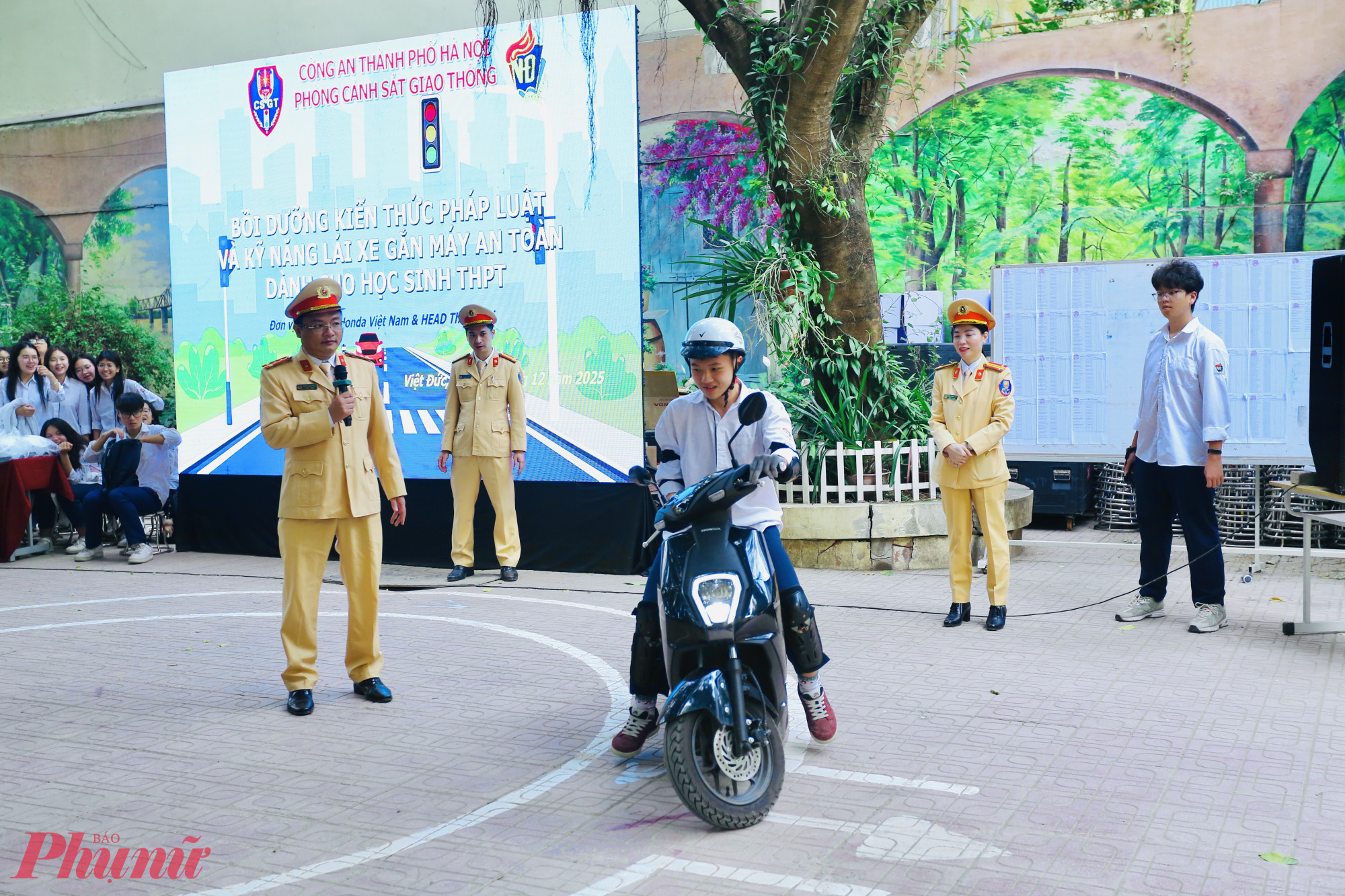 Qua đó, các em được rèn luyện kỹ năng quan sát, xử lý tình huống, giữ thăng bằng và tuân thủ quy tắc giao thông khi tham gia lưu thông thực tế.