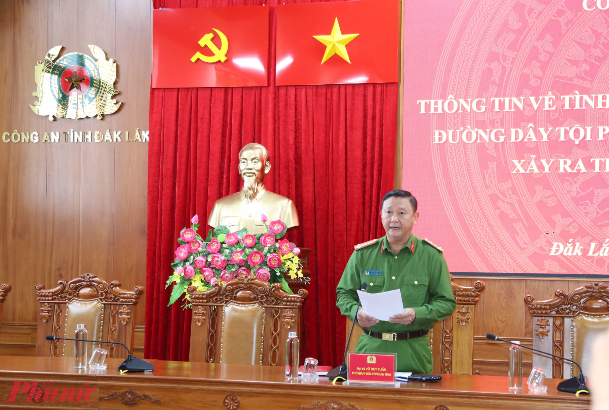  Đại tá Võ Duy Tuấn - Phó Giám đốc, Thủ trưởng Cơ quan CSĐT Công an tỉnh Đắk Lắk thông tin tại buổi họp báo