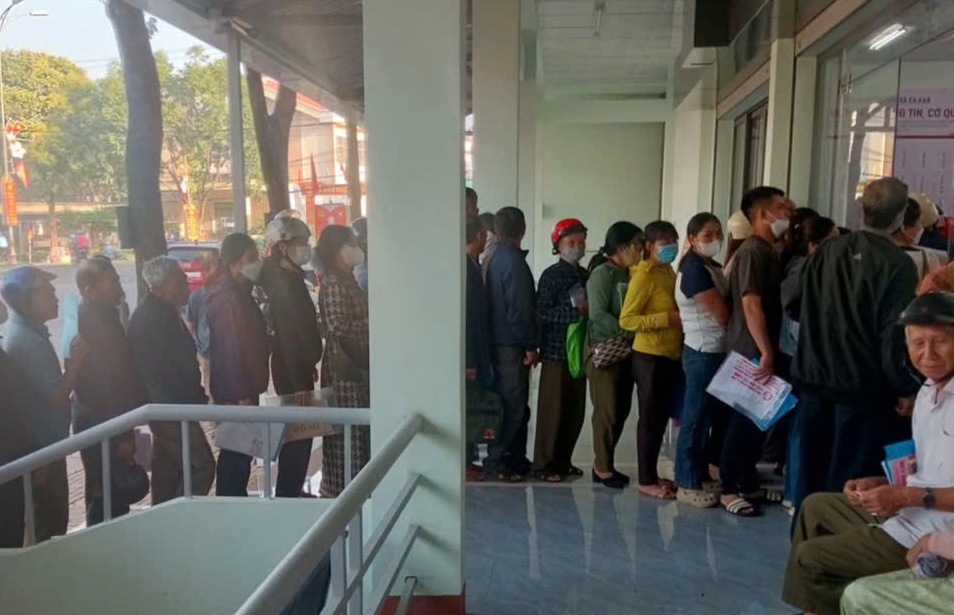 Người dân tại một xã ở Đắk Lắk xếp hàng chờ đến lượt làm các thủ tục hành chính - Ảnh: B.X.