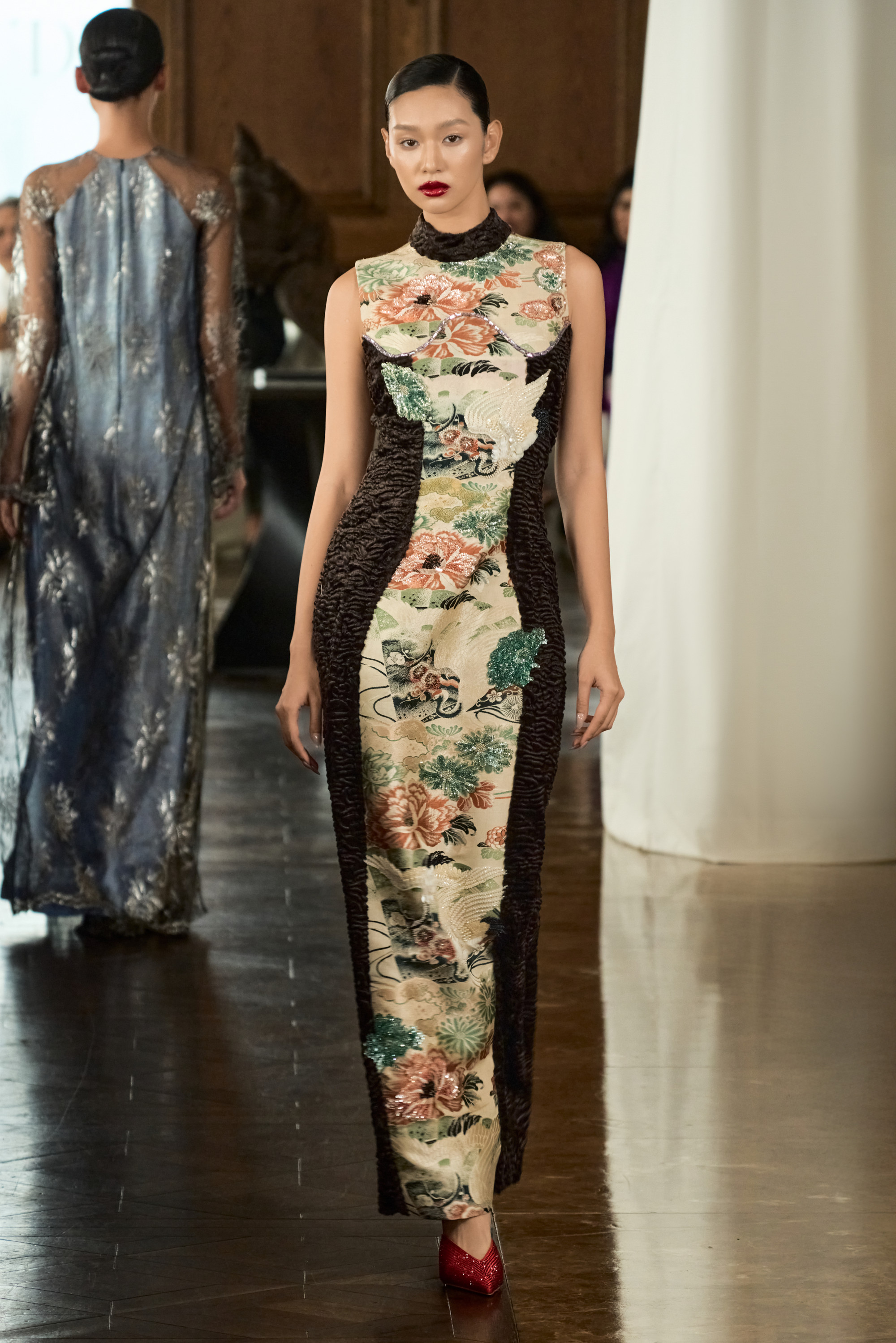 Bộ sưu tập gồm 40 thiết kế, được phát triển trong nhiều tháng nghiên cứu và hoàn thiện thủ công. Tinh thần thủ công mỹ nghệ tiếp tục là ngôn ngữ chủ đạo, với chất liệu hiếm, kỹ thuật thêu tay và đính kết tinh xảo, tạo nên những cấu trúc sống, tôn trọng tỷ lệ cơ thể và nhịp thở của người mặc. 