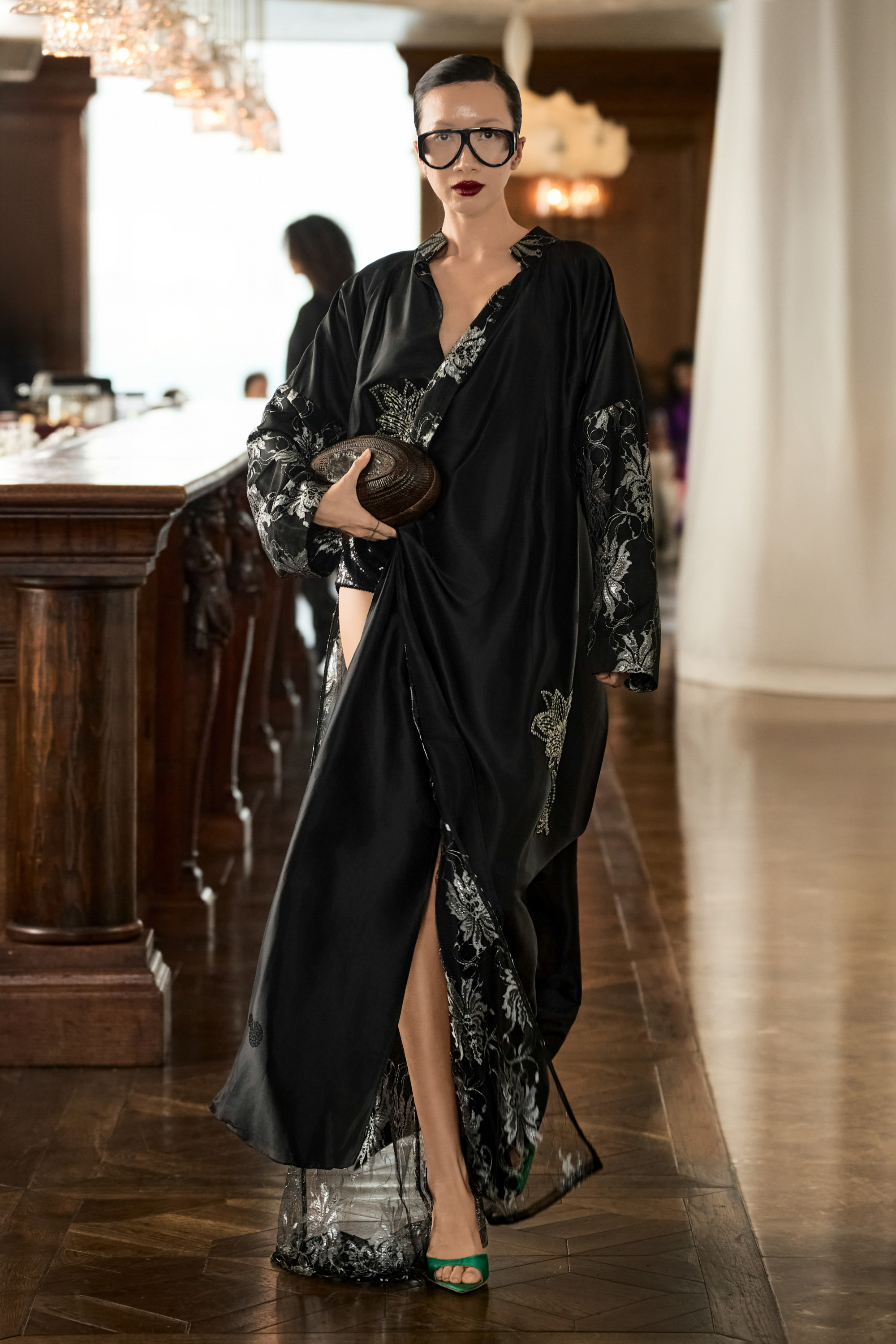 Thông qua SS26, Maison Denude không tìm cách định nghĩa cái đẹp, mà mở ra một không gian để người phụ nữ lắng nghe chính mình, hiện diện trọn vẹn và tự do lựa chọn. 