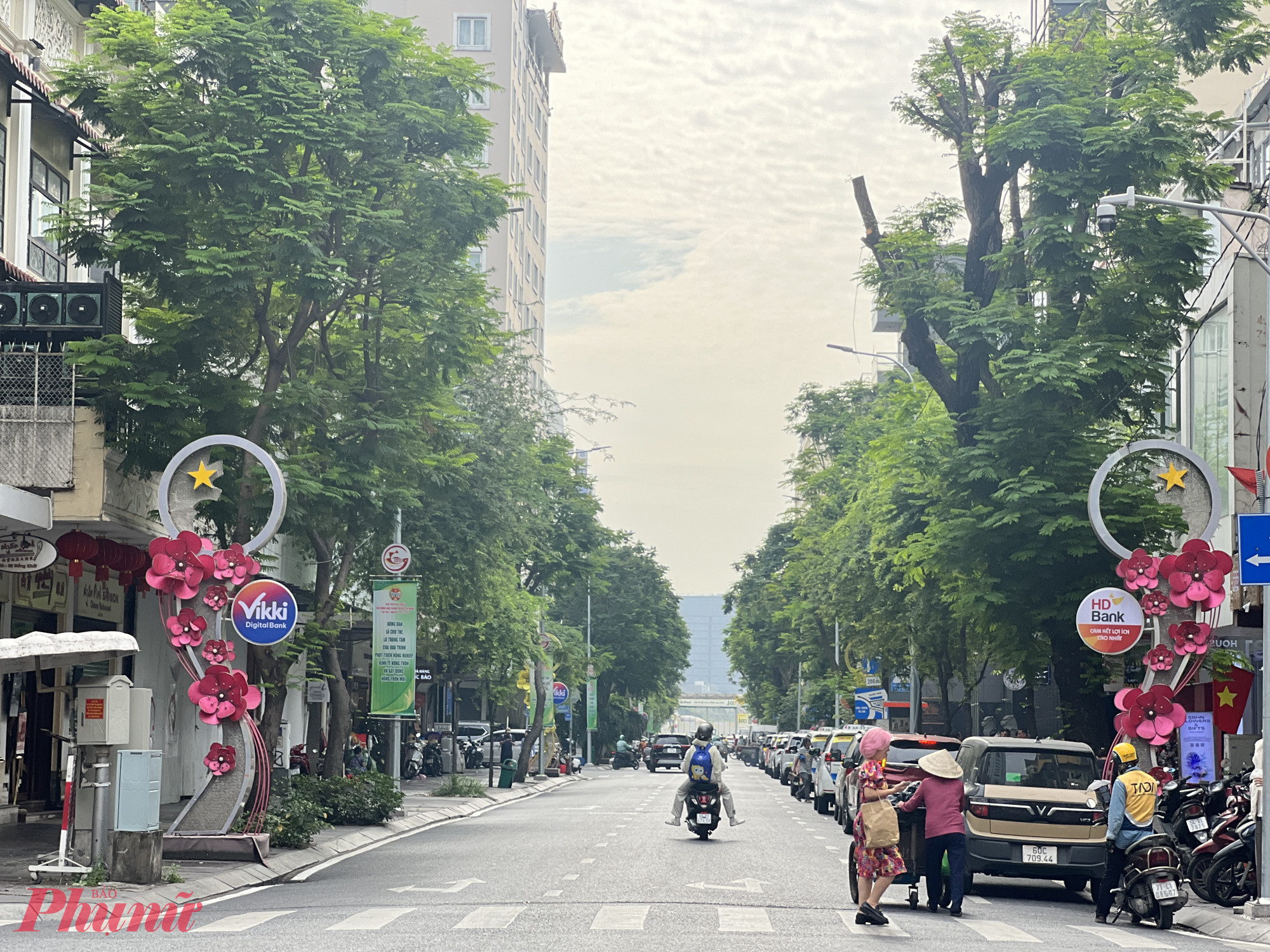 Trong những ngày Giáng sinh, nhiều tuyến đường trung tâm TPHCM đã bắt đầu khoác lên mình không khí Tết Nguyên đán. Trên các trục đường lớn như Lê Lợi, Đồng Khởi, Nguyễn Huệ, Tôn Đức Thắng…, hệ thống cổng chào, trụ trang trí với hình ảnh mai, đào Tết đang dần được hoàn thiện, một số khu vực đã lên đèn rực rỡ vào buổi tối, số khác vẫn khẩn trương thi công.