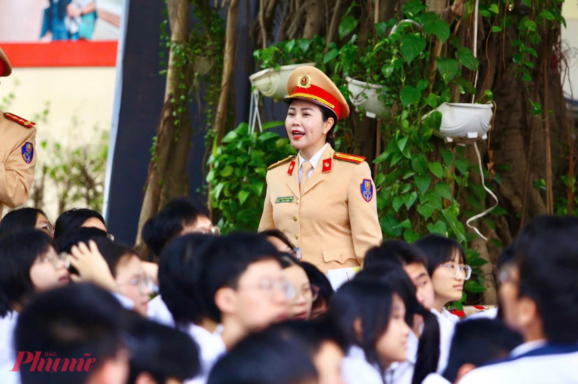 Chúng tôi mong muốn thông qua chương trình này, các em học sinh sẽ nắm vững hơn những kiến thức về trật tự an toàn giao thông và hình thành thói quen lái xe an toàn ngay từ khi còn ngồi trên ghế nhà trường. Việc tuân thủ luật giao thông không chỉ bảo vệ bản thân mà còn góp phần xây dựng môi trường giao thông văn minh, an toàn cho toàn xã hội. Hy vọng rằng sau buổi tập huấn, mỗi em sẽ trở thành một tuyên truyền viên nhỏ, lan tỏa ý thức chấp hành pháp luật đến bạn bè và gia đình.’” Thiếu tá Đoàn Ngọc Huyền nói.