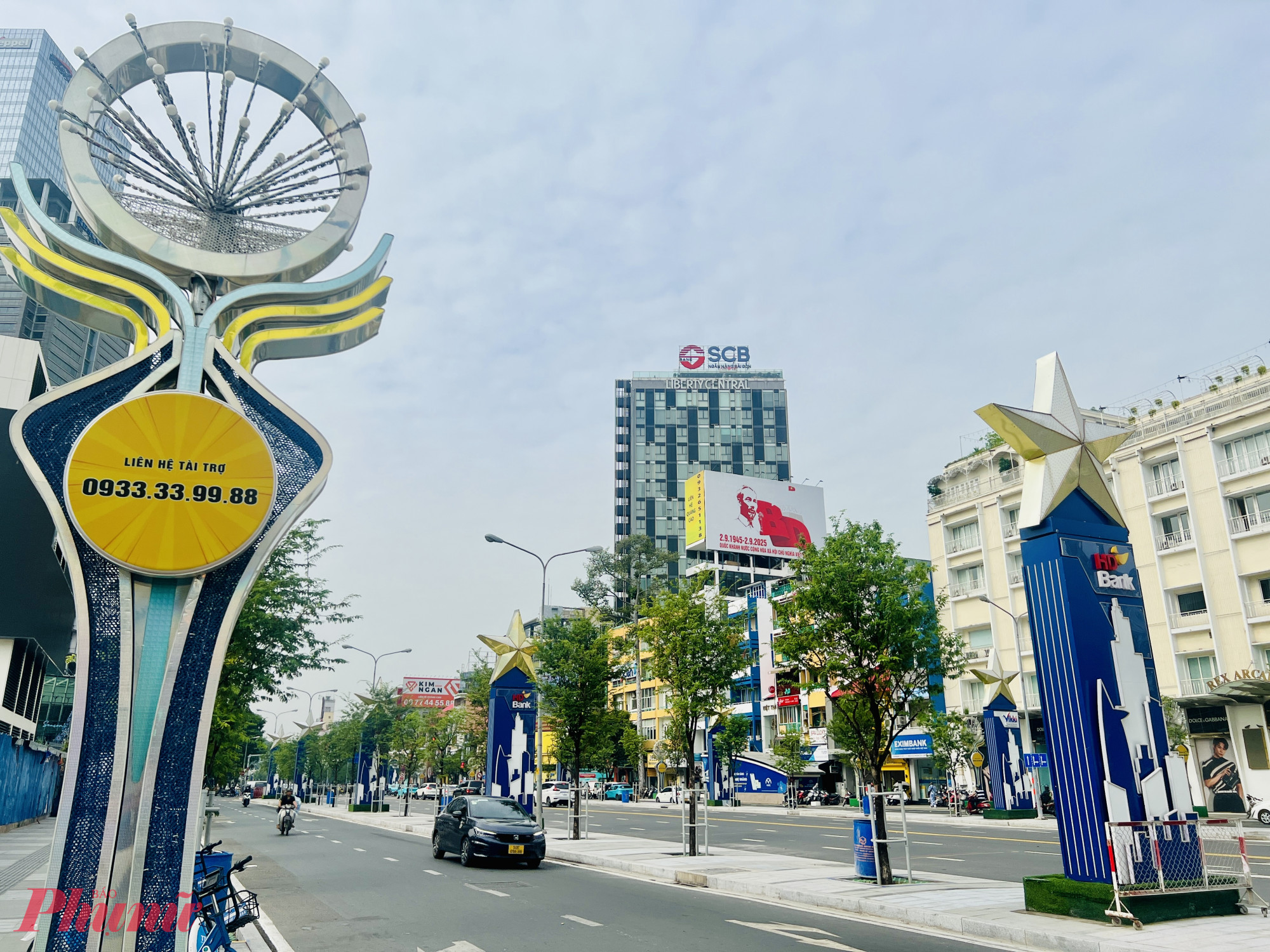 Trong khi đó, tuyến Lê Lợi được trang trí bằng các trụ đèn có đỉnh ngôi sao vàng, thân trụ gắn đèn LED tái hiện những công trình biểu tượng của TPHCM.