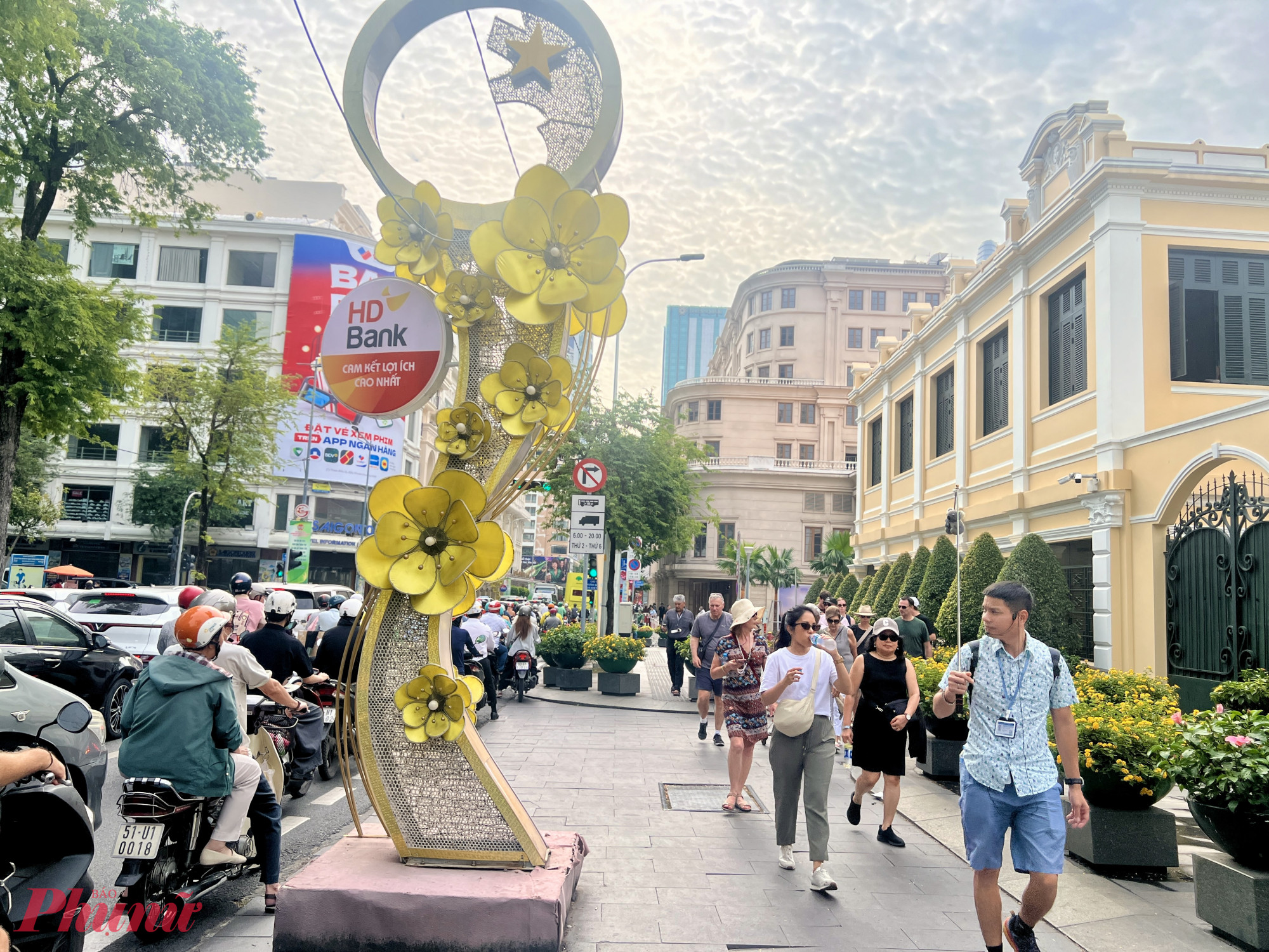 Trên tuyến đường Đồng Khởi các trụ mai, đào xen kẻ ven đường đã bắt đầu xuất hiện 