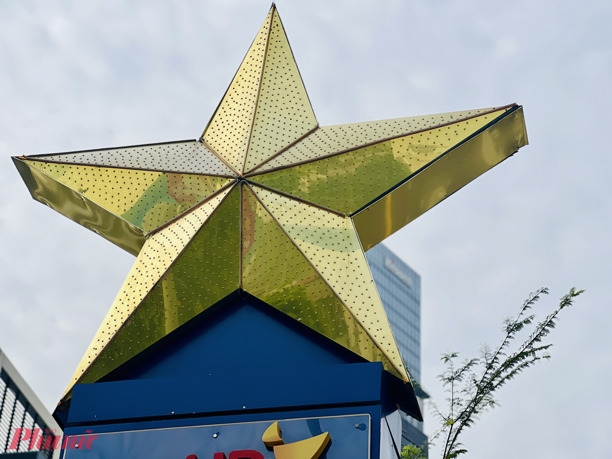 Dù các hạng mục đã hoàn thiện phần thô, khu vực đường Lê Lợi hiện chưa bật đèn trang trí vào buổi tối. Nhiều người dân kỳ vọng hệ thống chiếu sáng sớm được vận hành, tạo điểm nhấn cho diện mạo trung tâm TP về đêm.