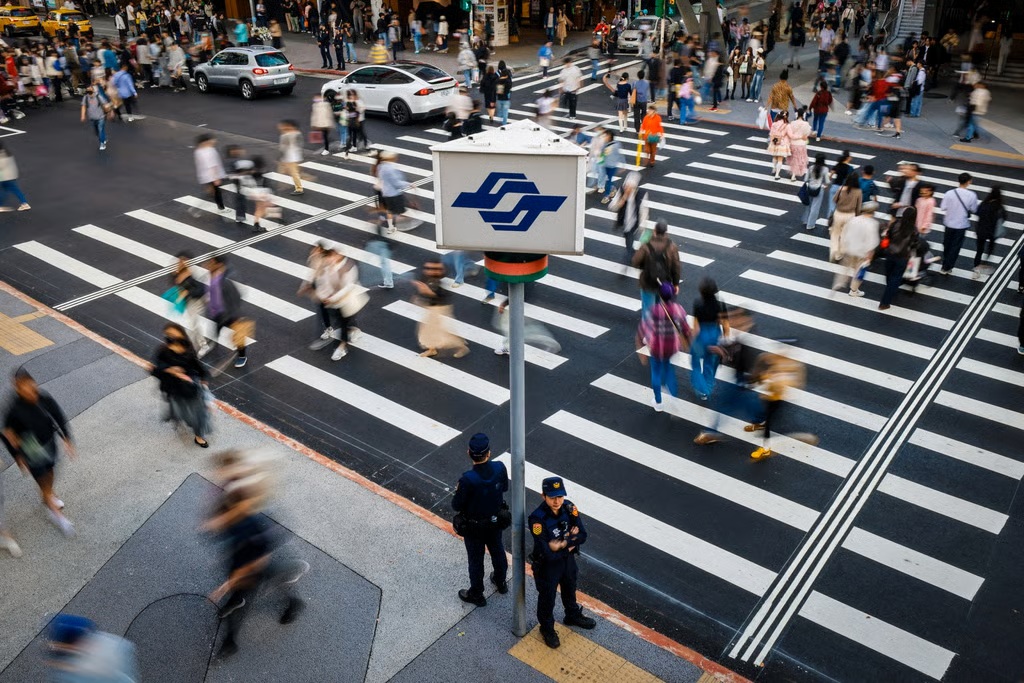 Cảnh sát túc trực tại một giao lộ đông đúc ở Đài Bắc, ngày 20/12 - Ảnh: EPA