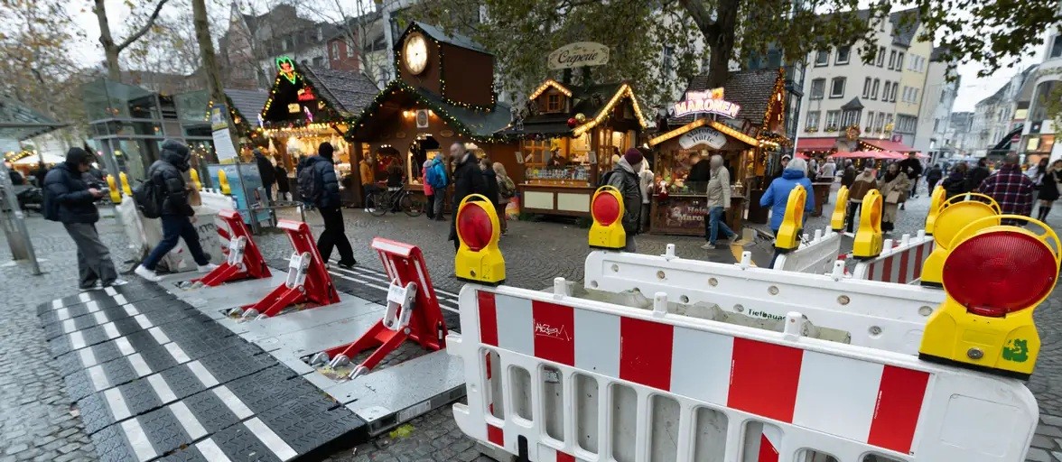 Sau nhiều vụ tấn công vào các chợ Giáng sinh ở Đức, nhiều thành phố đã áp dụng các biện pháp đối phó hiệu quả nhưng tốn kém - Ảnh: Rainer Unkel/IMAGO