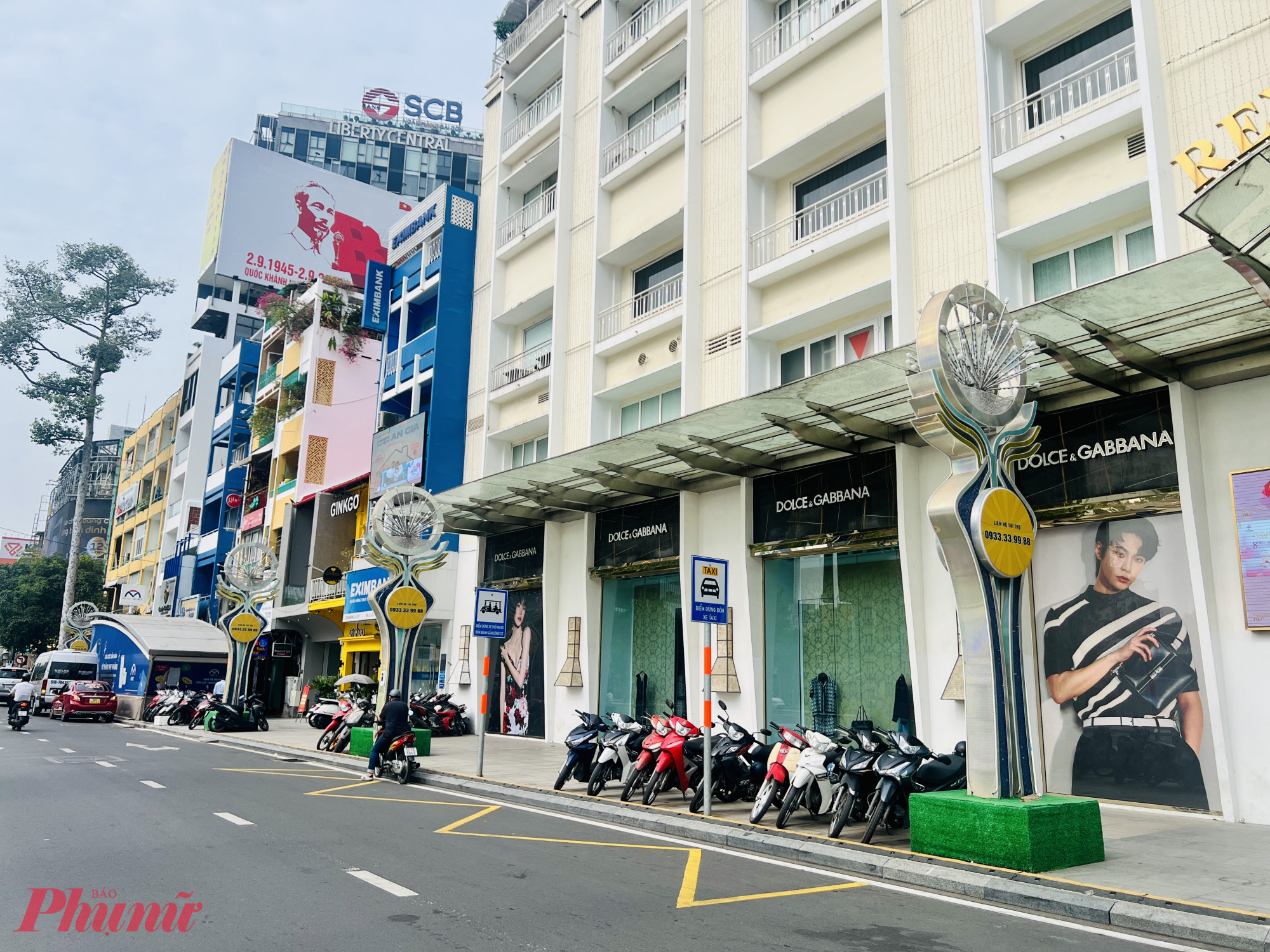 Phần làn đi bộ, cho xe gắn máy chạy trên đường Lê Lợi được trang trí một phối cảnh khác, cũng sử dụng hệ thống đèn chiếu sáng làm điểm nhấn về đêm.