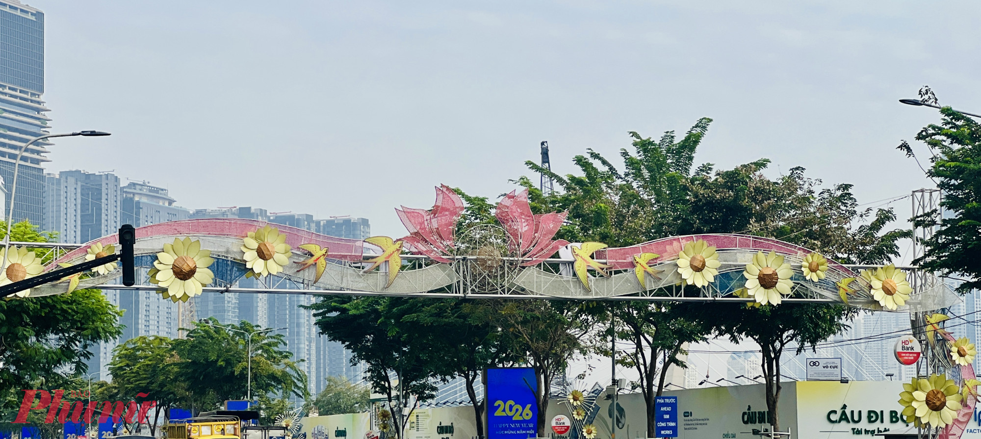Cổng chào hoa mai, chim én tại khu vực đường Tôn Đức Thắng.