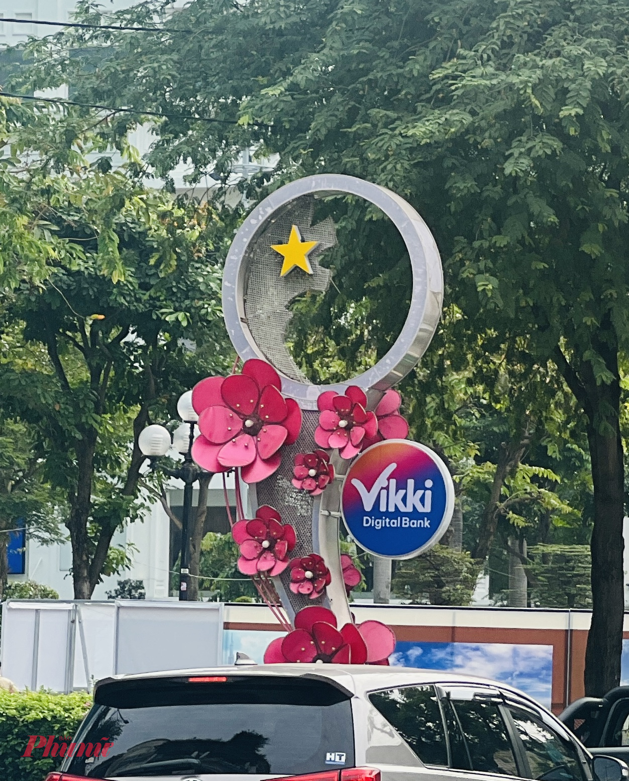 Trụ trang trí hoa đào tại góc Đồng Khởi giao Lê Thánh Tôn.