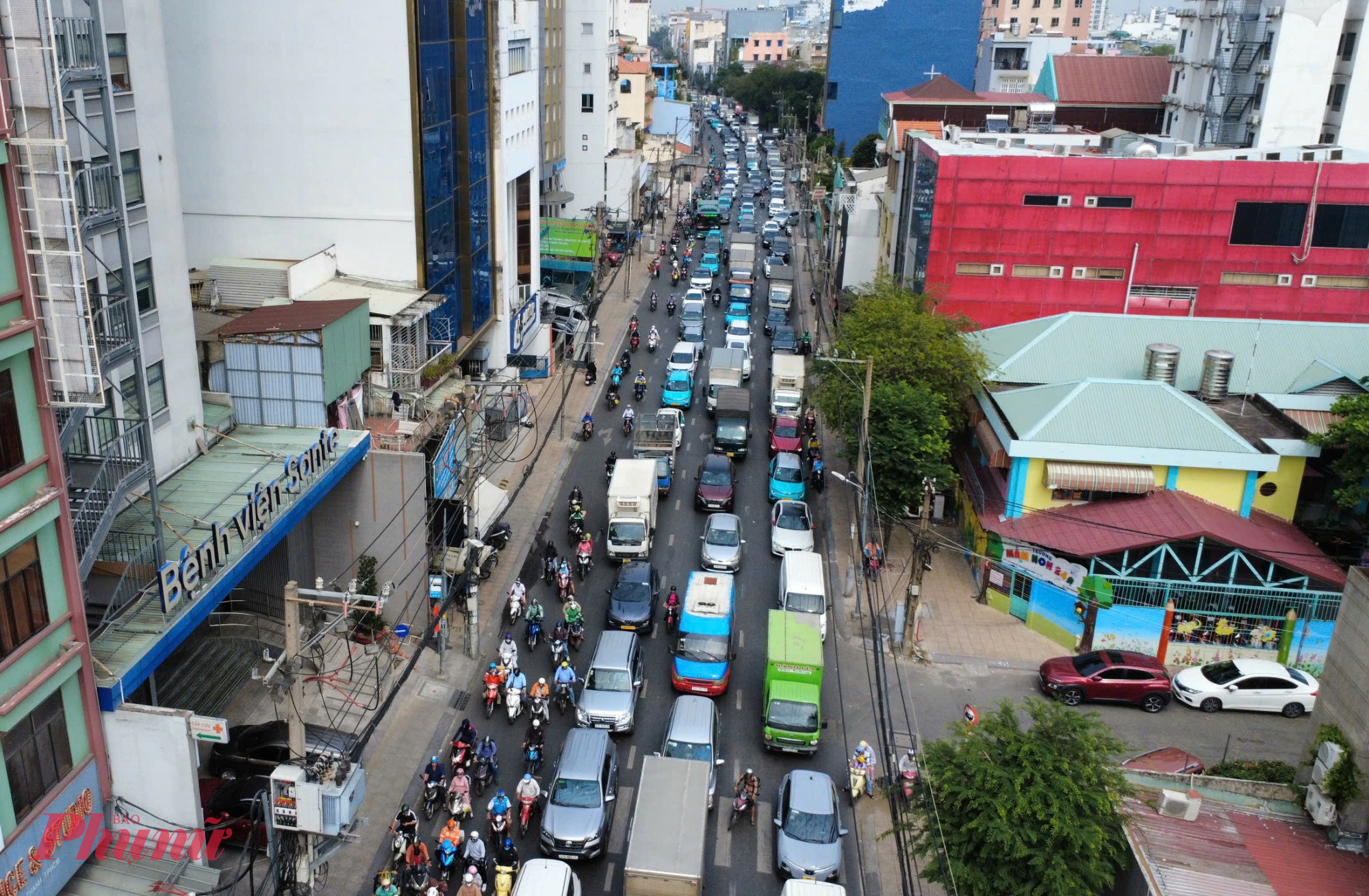 Dòng xe nối đuôi nhau trên đường Đinh Bộ Linh vào trung tâm TPHCM - Ảnh: Nguyễn Văn