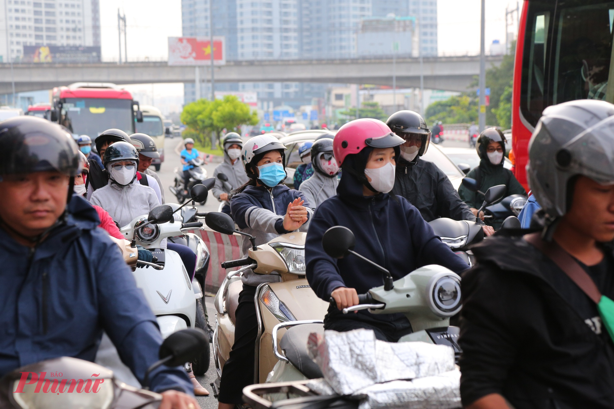 Xe máy xăng, dầu trên đường Nguyễn Hữu Cảnh vào trung tâm TPHCM - Ảnh: Nguyễn Văn