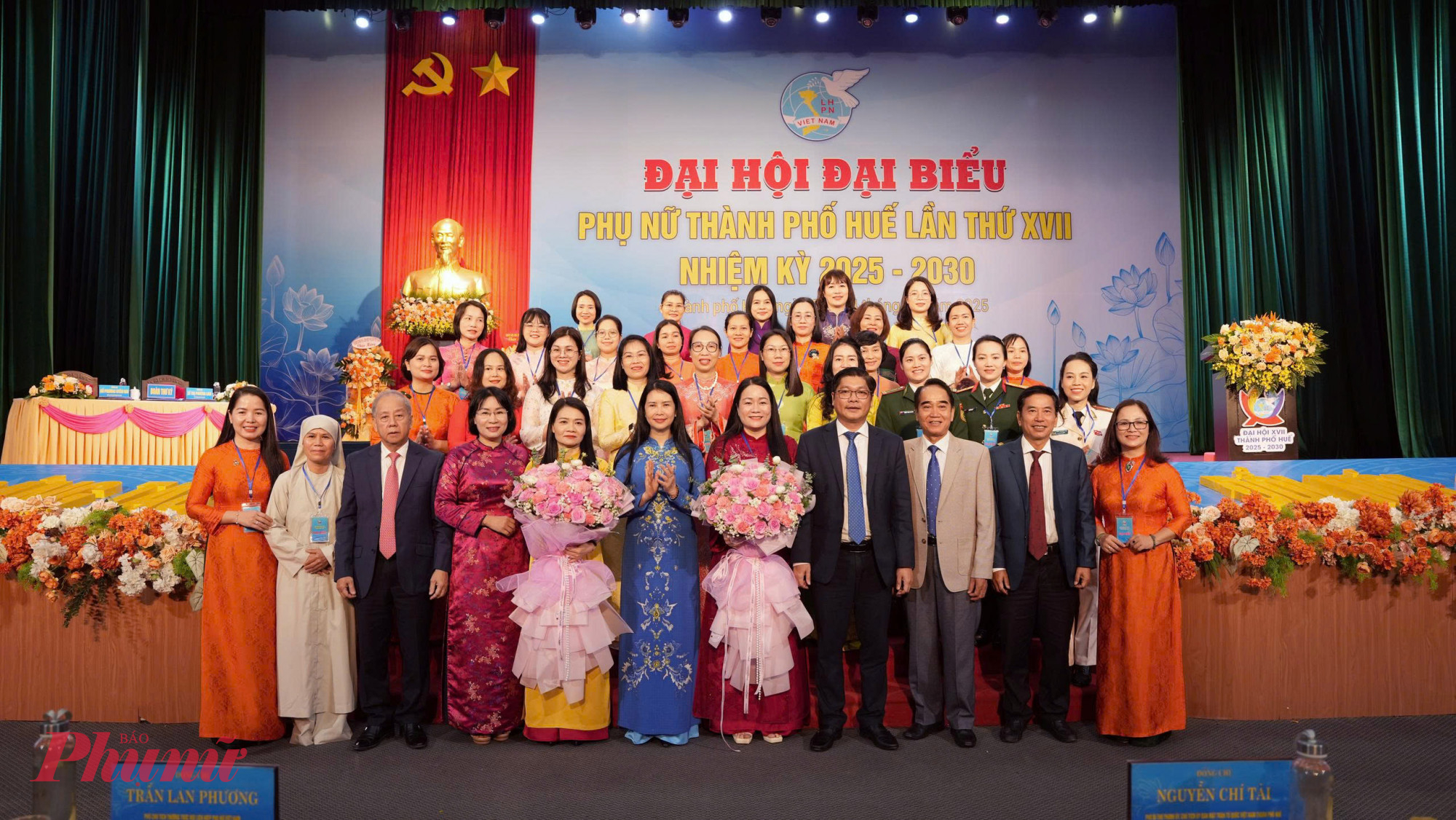 Ban Chấp hành Hội LHPN TP Huế khóa mới chụp ảnh lưu niêm cùng các đồng chí lãnh đạo tham dự đại hội