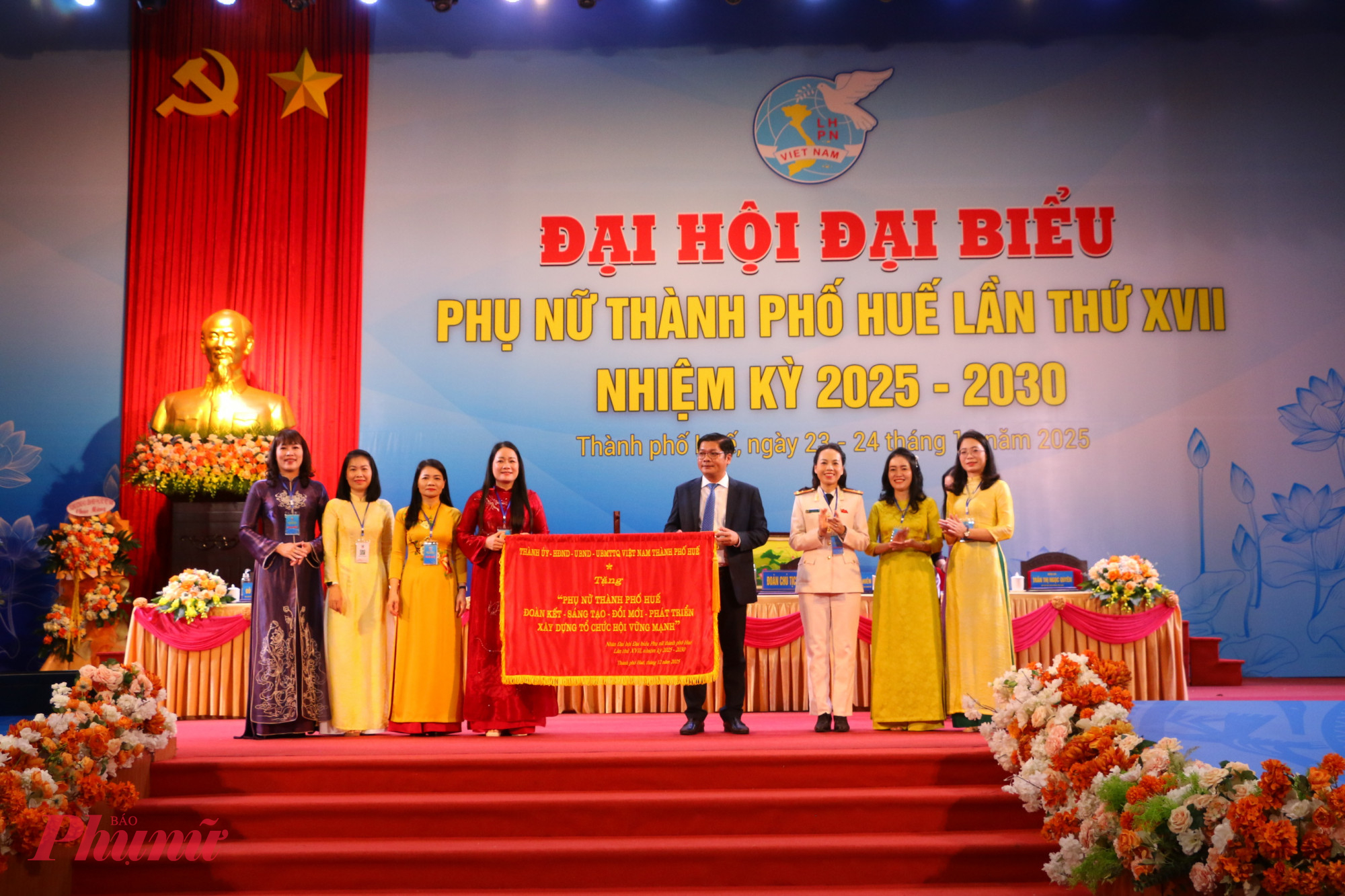 Đại hội cũng vinh dự nhận bức trướng do Thành ủy – HĐND- UBMTTQVN TP Huế trao tặng có dòng chữ: “Phụ nữ thành phố Huế đoàn kết - sáng tạo - hội nhập xây dựng tổ chức hội vững mạnh”.