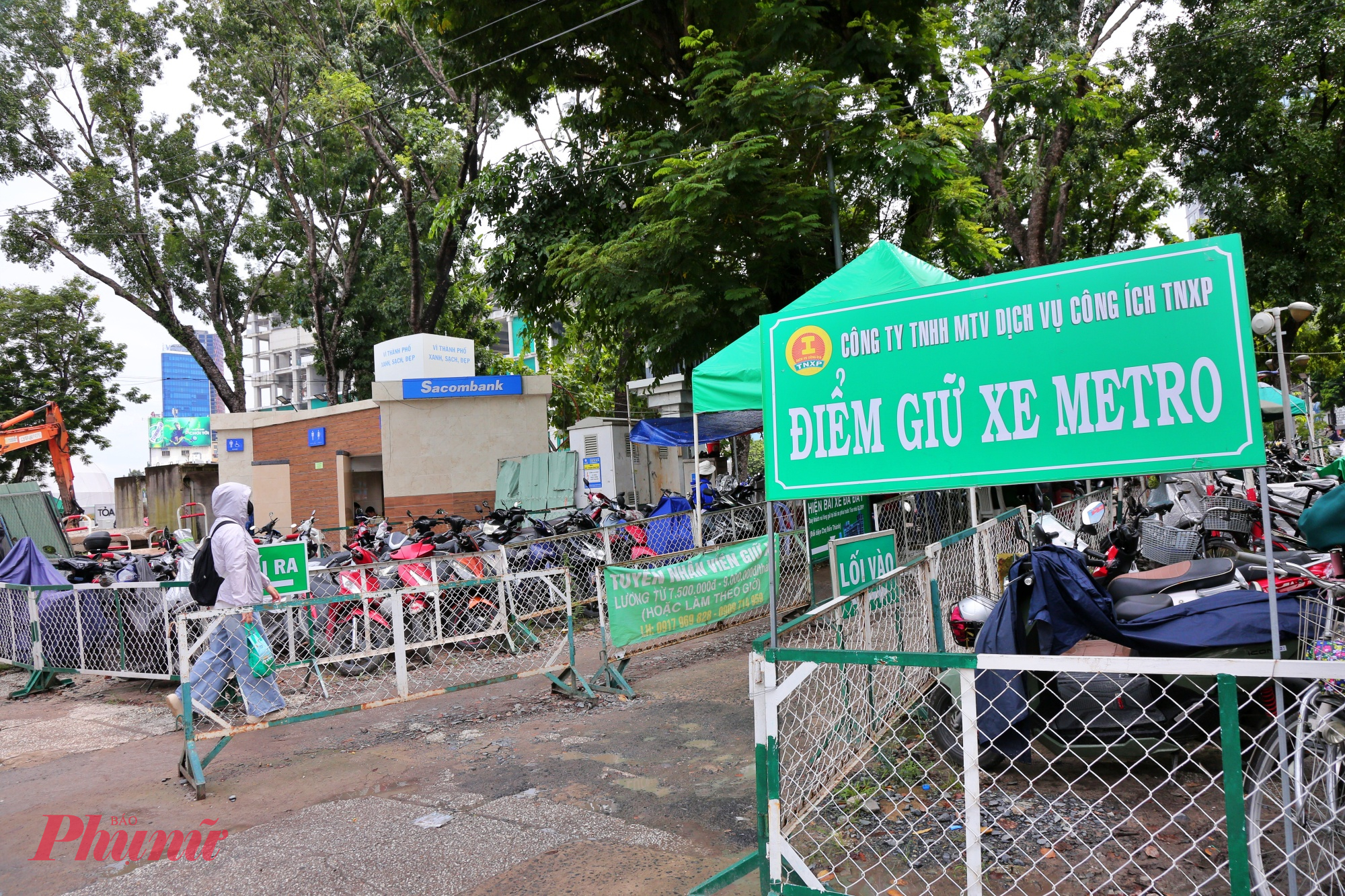 Bãi giữ xe cho khách đi metro số 1 tại khu A, Công viên 23/9 - Ảnh: Nguyễn Văn