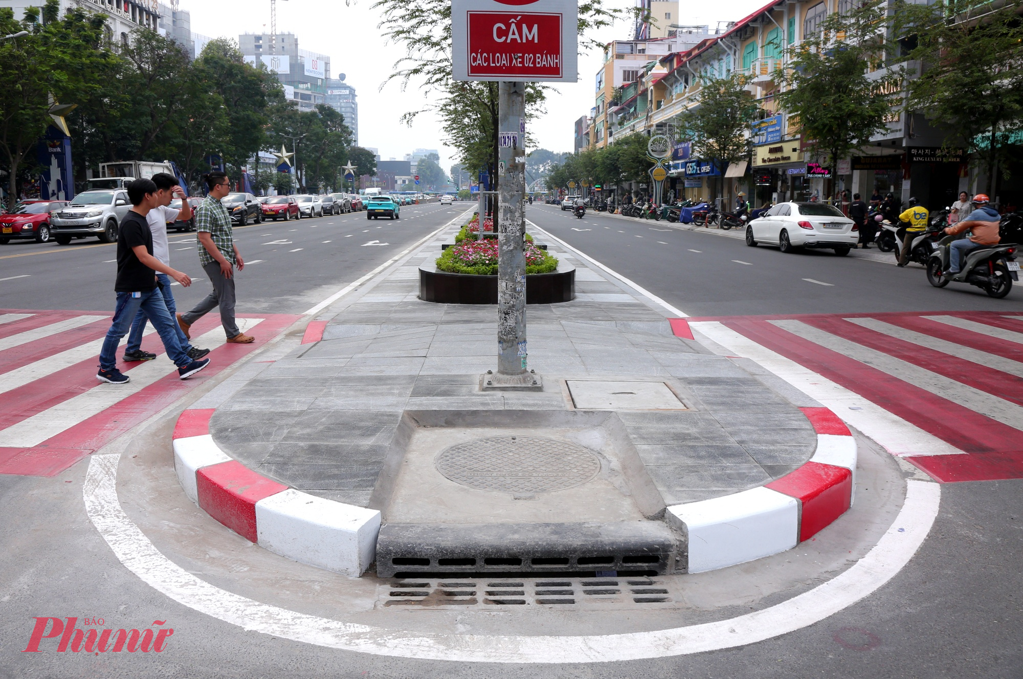 Dải phân cách giữa đường Lê Lợi sẽ được lát đá và ốp đá granite tại thành bồn cây, tạo sự đồng bộ với cảnh quan chung.