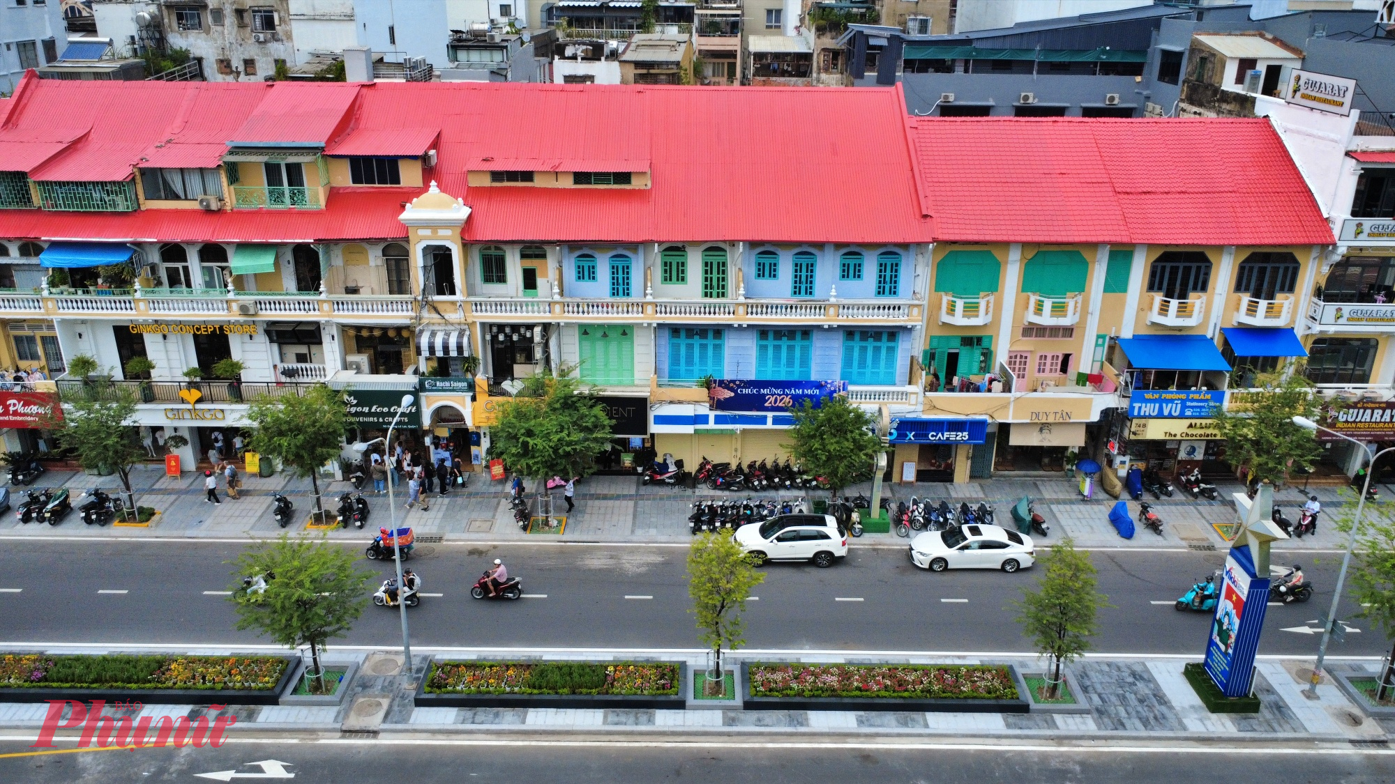 Các hạng mục chính gồm vệ sinh rong rêu, cây bụi bám trên mặt đứng; sơn mới mặt tiền các công trình với bảng màu hài hòa cho toàn tuyến; sắp xếp lại bảng hiệu, bảng quảng cáo gọn gàng, thống nhất, bố trí chủ yếu tại tầng trệt và không che chắn cửa sổ các tầng trên. 