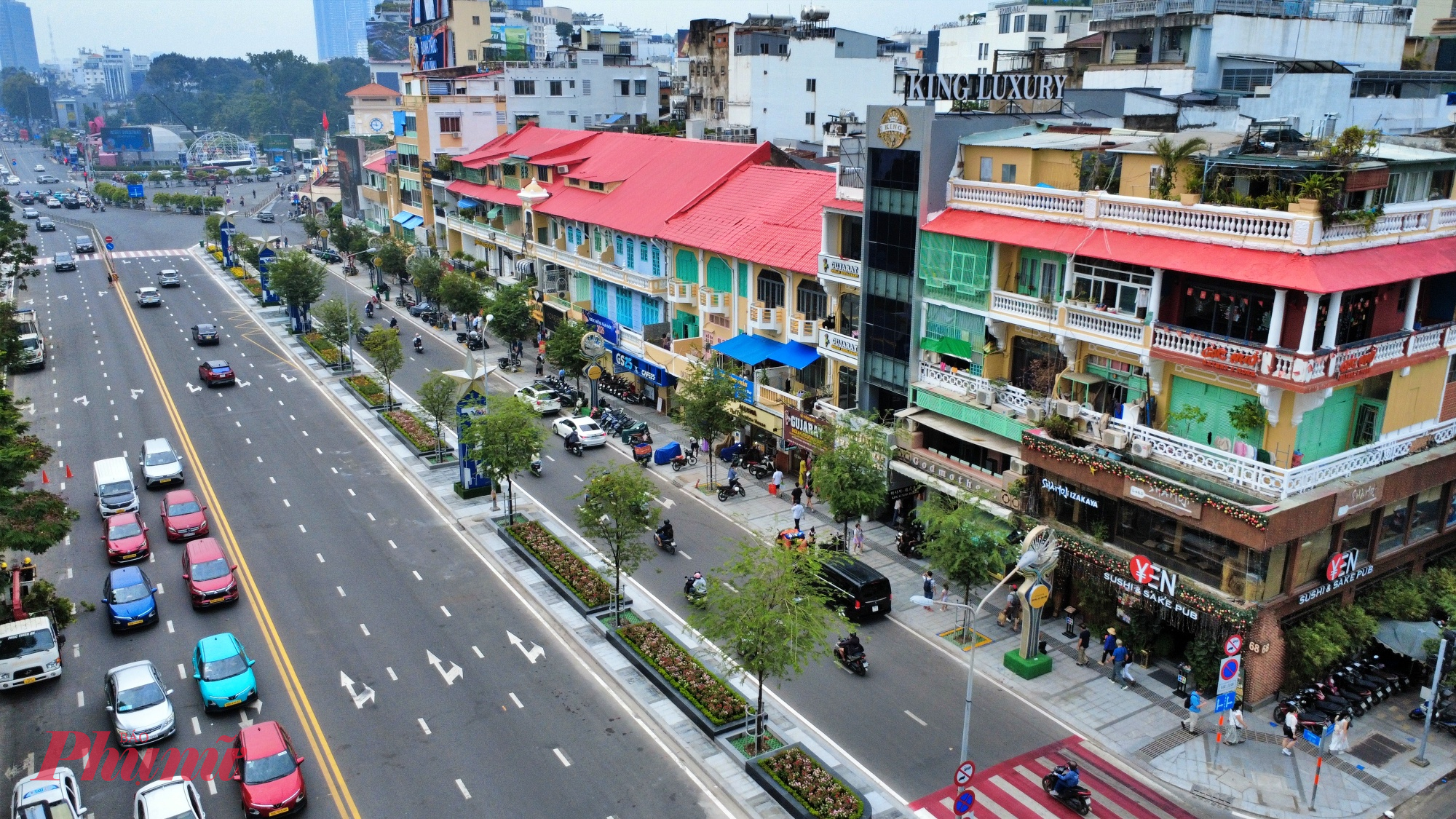 Mới đây đơn vị thi công đã hoàn thiện việc “làm đẹp” cho đường Lê Lợi (quận 1 - trước đây), tạo ra diện mạo mới mẻ, hiện đại cho trung tâm TPHCM. 