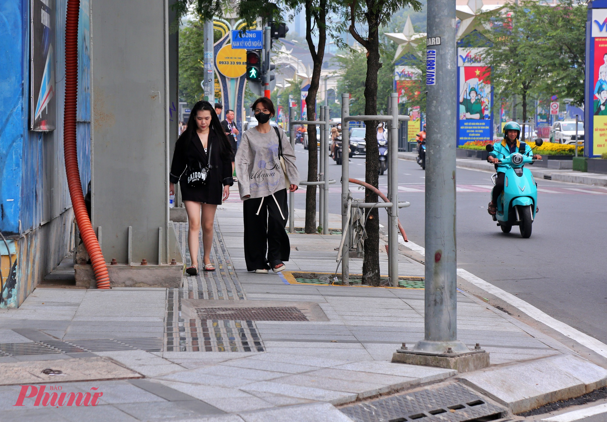 Người dân và du khách đi lại thuận lợi hơn sau khi vỉa hè được lát đá mới. 