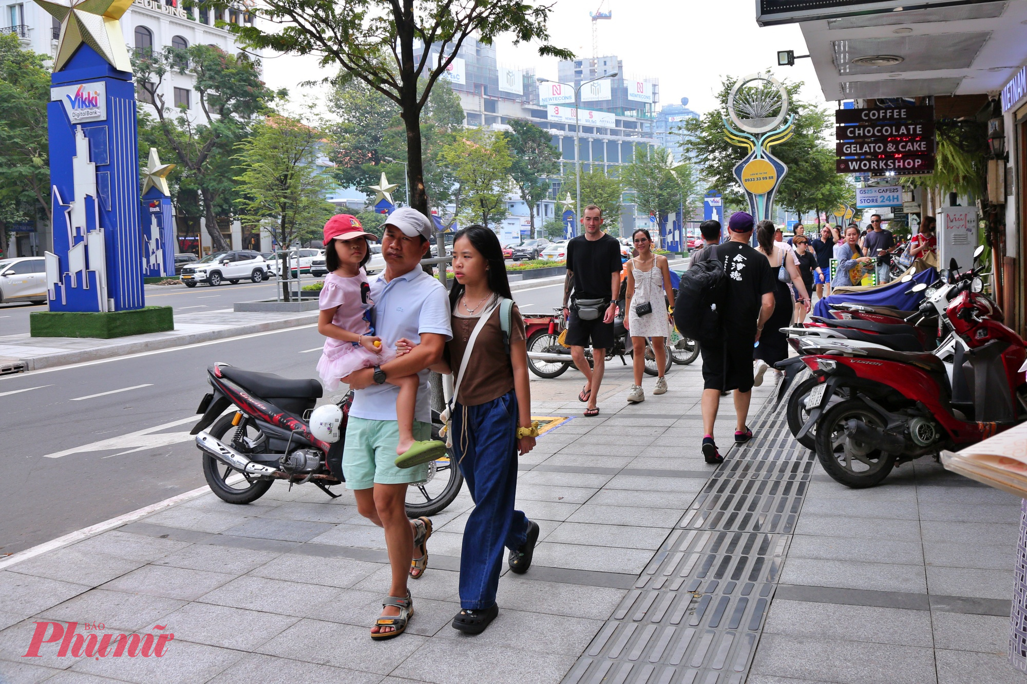 Hai bên vỉa hè đường Lê Lợi cũng được cải tạo, lát đá granite thống nhất, góp phần nâng cao chất lượng hạ tầng, tạo điều kiện thuận lợi cho người dân và du khách đi bộ, tham quan, mua sắm.