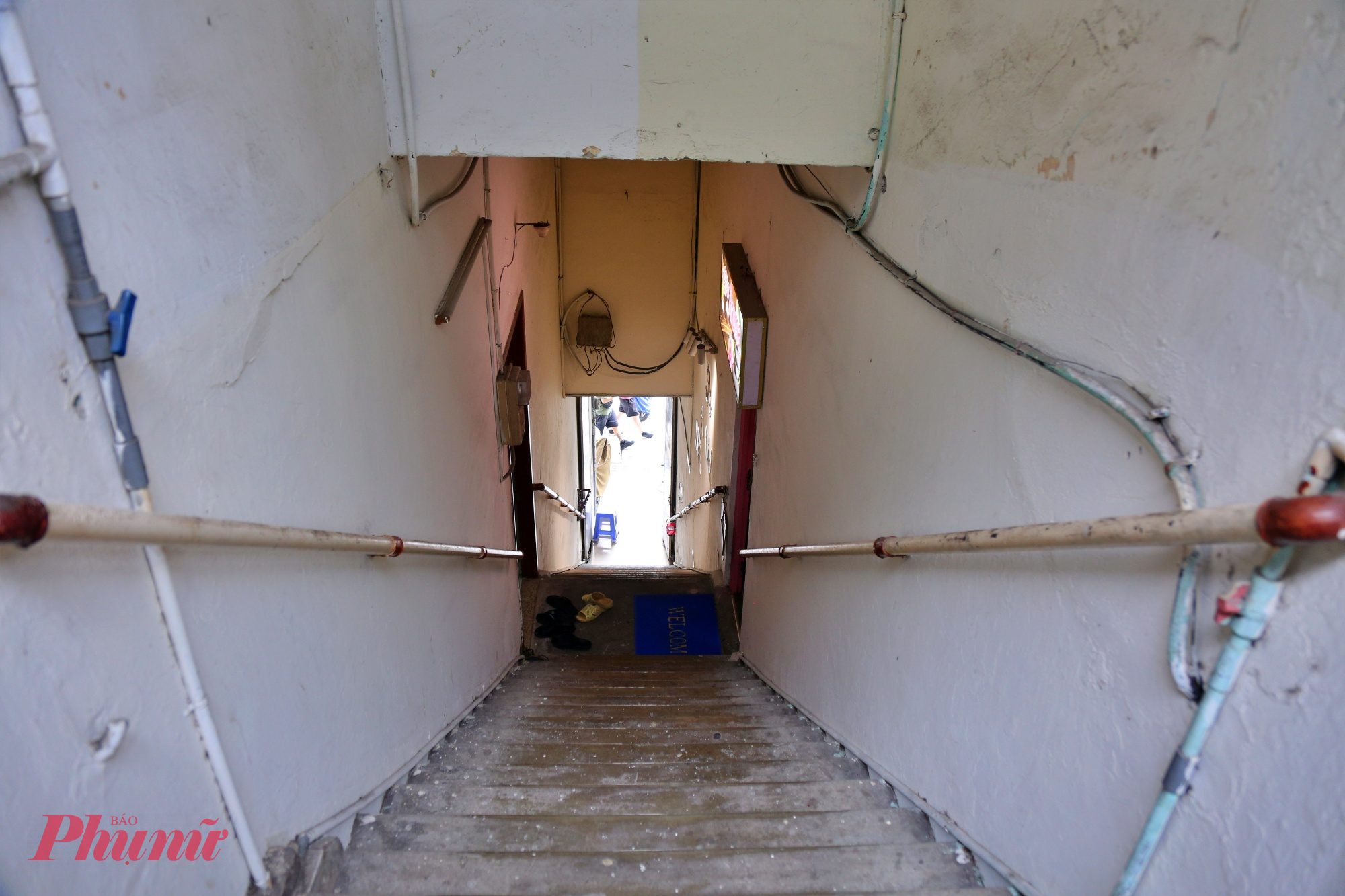 Bên trong dãy nhà cổ trên đường Lê Lợi, người dân tại đây rất đồng thuận và hài lòng khi mặt tiền được khoác áo mới đẹp hơn.