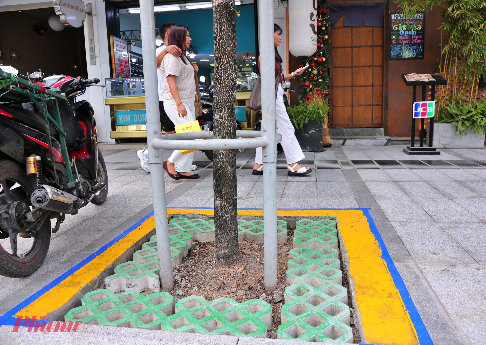 Bồn cây cũng được lát đá mới, sơn lại xung quanh.