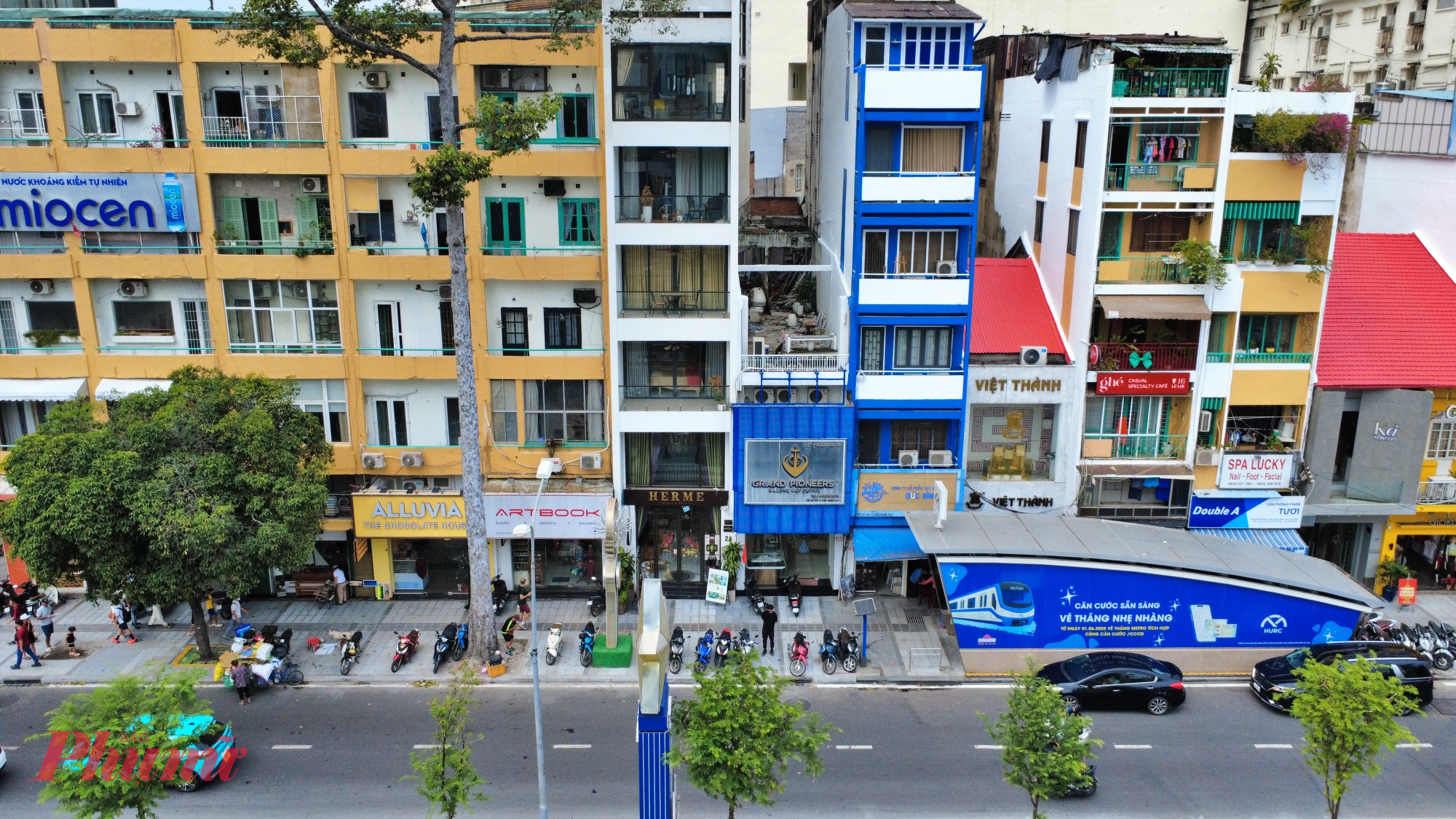 chắn cửa sổ các tầng trên.  Đồng thời, các mái nhà và mặt bên công trình (nhất là những vị trí tiếp giáp cao độ khác nhau) cũng được sơn mới để đảm bảo mỹ quan tổng thể.