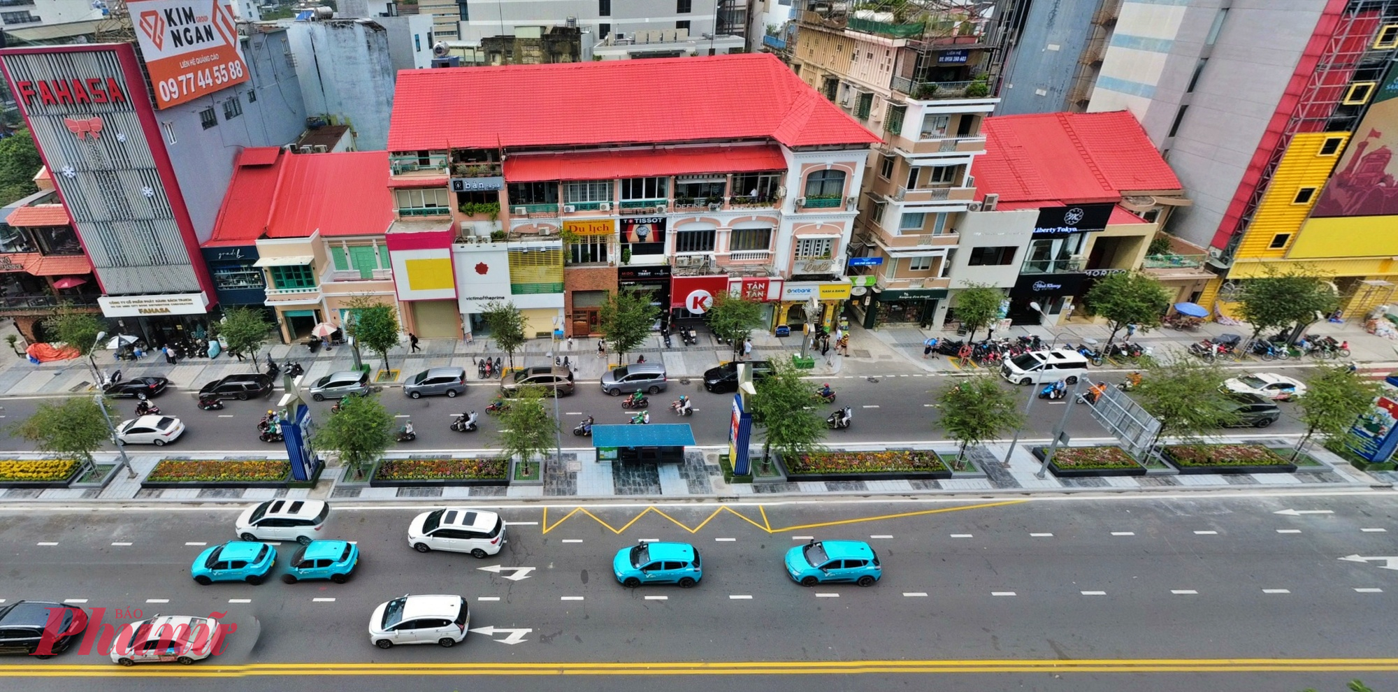 sắp xếp lại bảng hiệu, bảng quảng cáo gọn gàng, thống nhất, bố trí chủ yếu tại tầng trệt và không che chắn cửa sổ các tầng trên. 