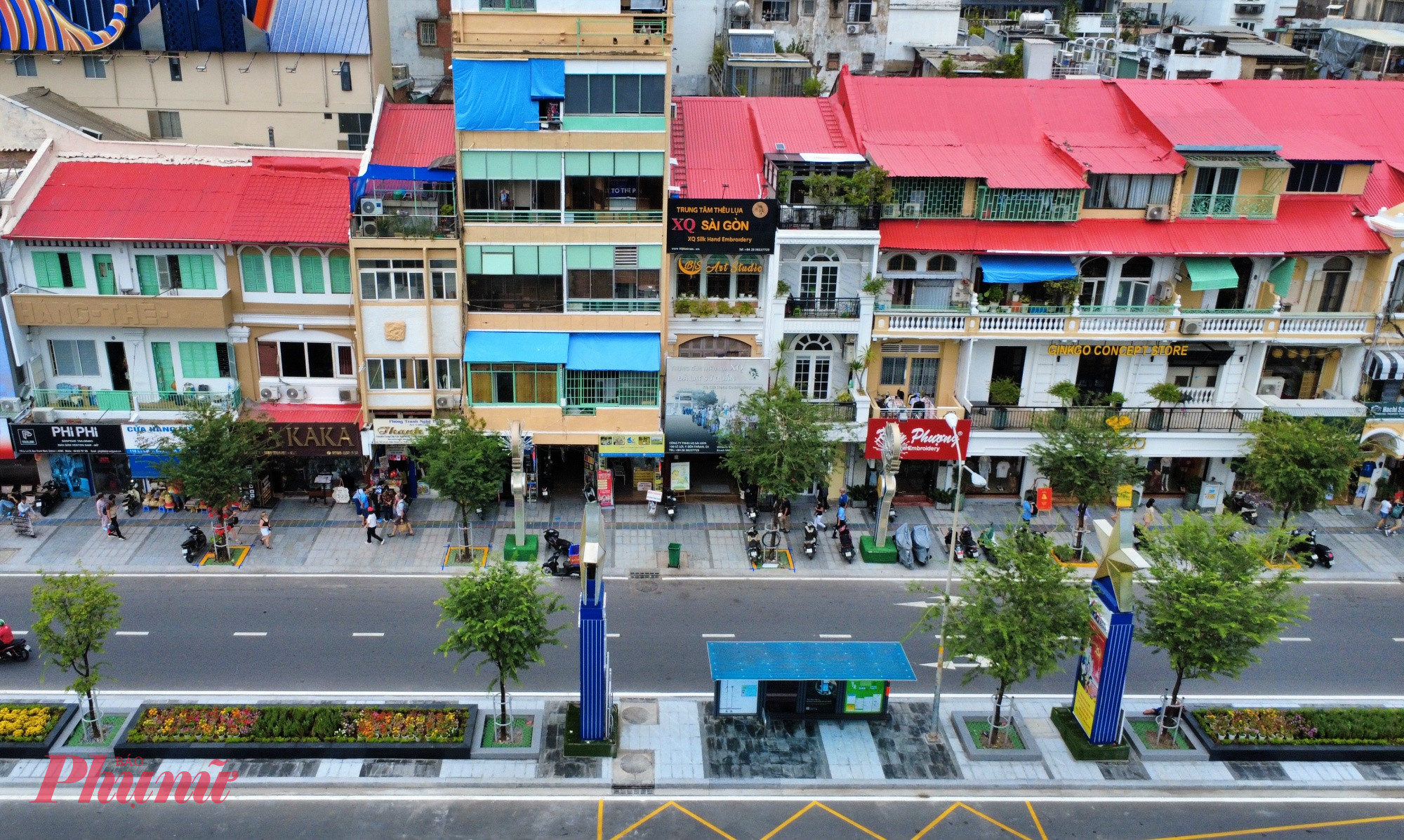 Các dãy nhà cổ đã mang màu sắc mới đẹp hơn, sáng sủa hơn sau khi được sơn sửa lại.