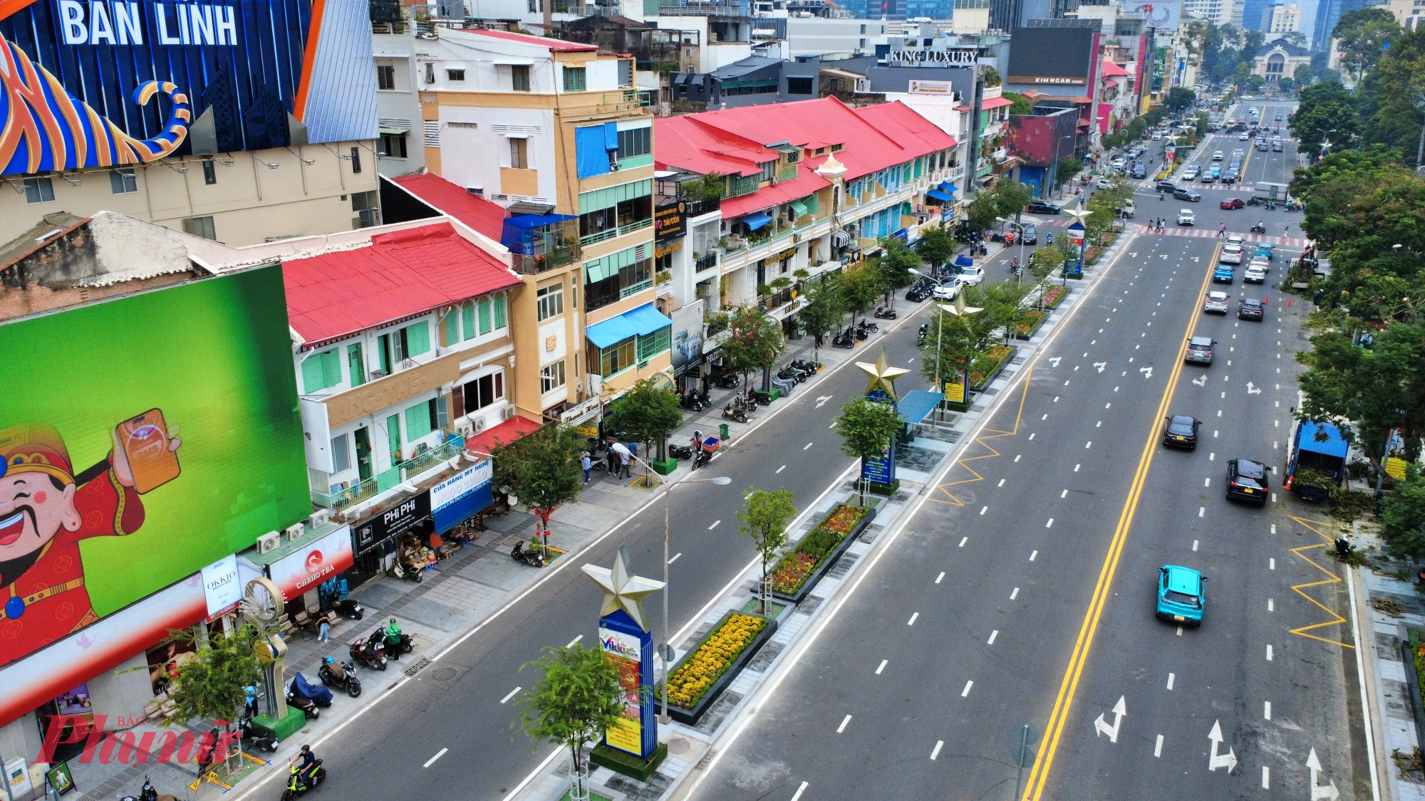 Sở Xây dựng TPHCM cho biết, đường Lê Lợi là một trong những trục đường chính của khu vực trung tâm hiện hữu, được xem là “bộ mặt” của thành phố. Việc chỉnh trang mặt đứng, dải phân cách và vỉa hè không chỉ tạo diện mạo mới, sinh động, hiện đại mà còn từng bước nâng cao chất lượng cảnh quan đô thị. Dự án được tài trợ và trực tiếp thi công bởi Công ty Cổ phần Đầu tư và Kinh doanh nhà Khang Điền, thể hiện hiệu quả của chủ trương xã hội hóa trong cải tạo kiến trúc - cảnh quan đô thị, góp phần thu hút nguồn lực tư nhân cùng tham gia phát triển thành phố.