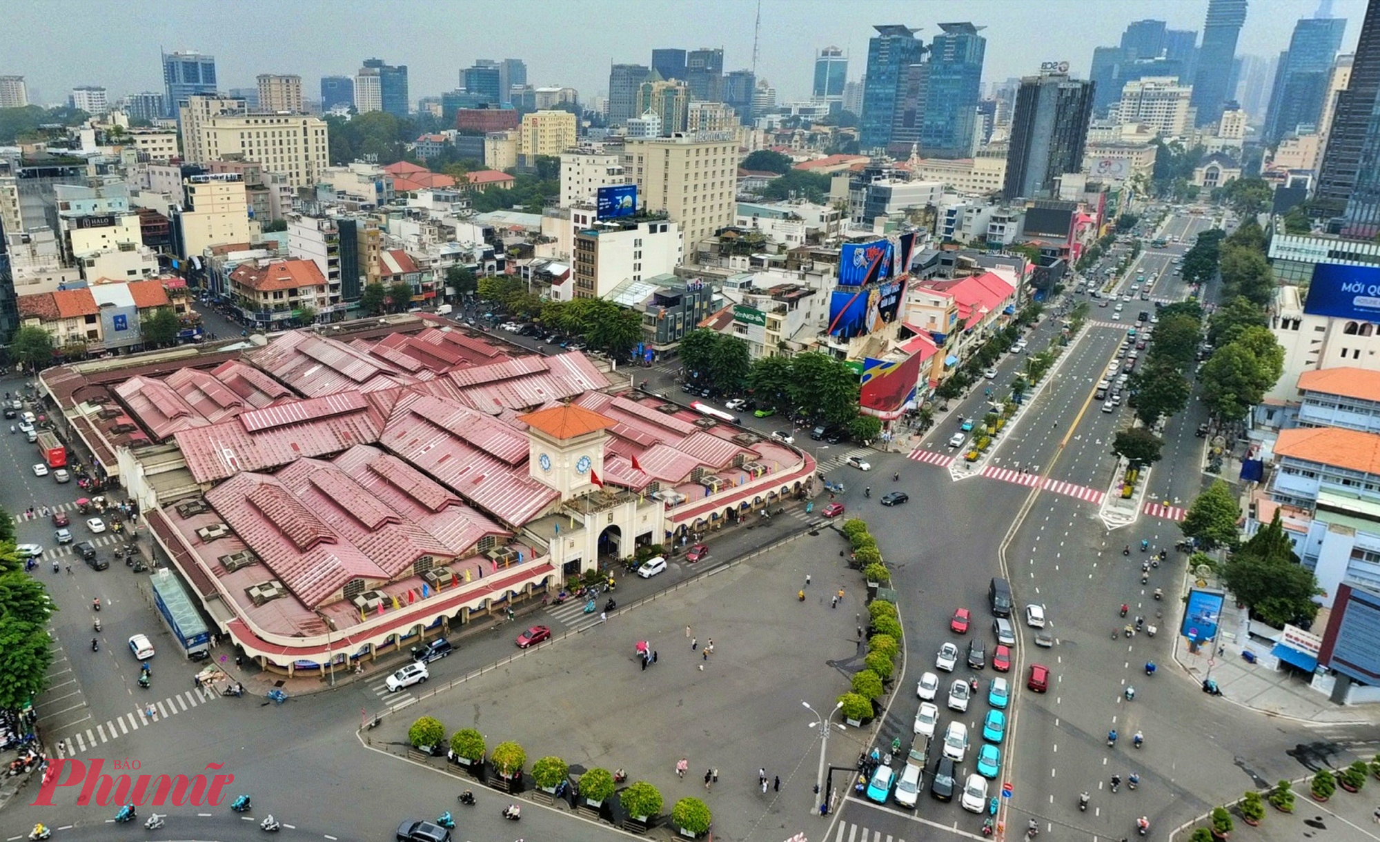 Đầu tháng 12, đường Lê Lợi đoạn từ chợ Bến Thành đến khách sạn Rex (phố đi bộ Nguyễn Huệ), bao gồm khu vực nhà hàng Hoàng Long cũ và chung cư số 9 Công trường Lam Sơn đã tiến hành thi công cải tạo, chỉnh trang để đón năm mới 2026, Tết Nguyên đán. 