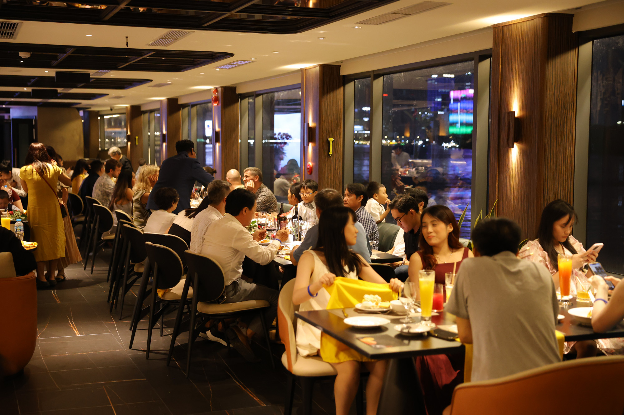 Theo ông, hiệu ứng từ các lễ hội, đặc biệt Lễ hội Sông nước TPHCM, đã tạo cú hích cho các sản phẩm du lịch đường thủy, kéo theo sự xuất hiện của nhiều tàu, du thuyền mới với mức giá đa dạng. Để tăng tính cạnh tranh, đơn vị chỉ phụ thu nhẹ với khách lẻ trong đợt cao điểm, trong khi khách đoàn hoặc đặt sớm gần như giữ nguyên giá.