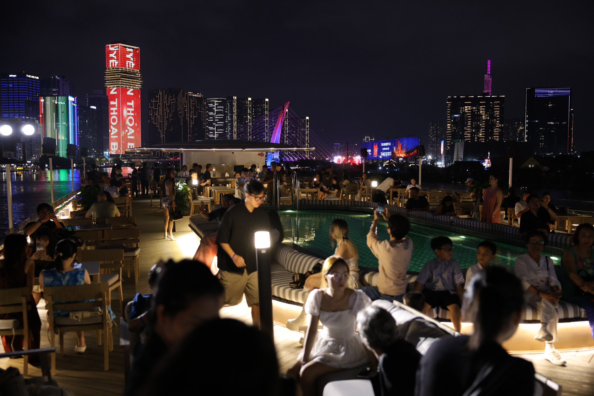 Trong đêm pháo hoa chào mừng tết Dương lịch, du thuyền nhà hàng Elite of Saigon khai thác hai lộ trình trên sông. Lộ trình ăn tối từ 19g–21g30 không phụ thu; lộ trình ngắm pháo hoa từ 21g30–0g30 có giá hơn 2,5 triệu đồng/khách, đã bao gồm bữa tối.