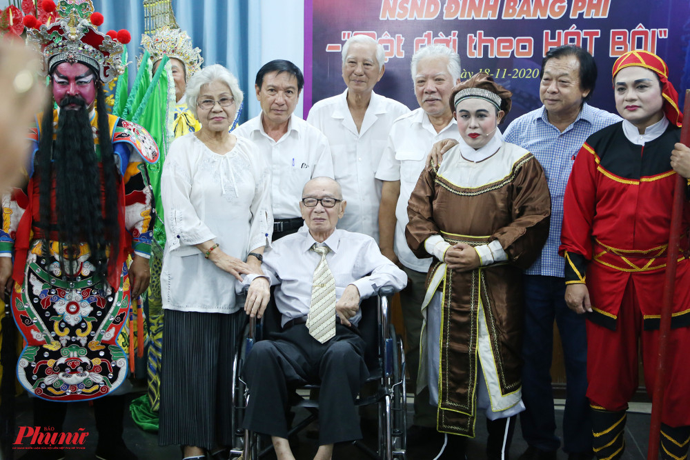 NSND Đinh Bằng Phi bên đồng nghiệp và các học trò tại triển lãm ảnh và tọa đàm NSND Đinh Bằng Phi: Một đời theo hát bội 