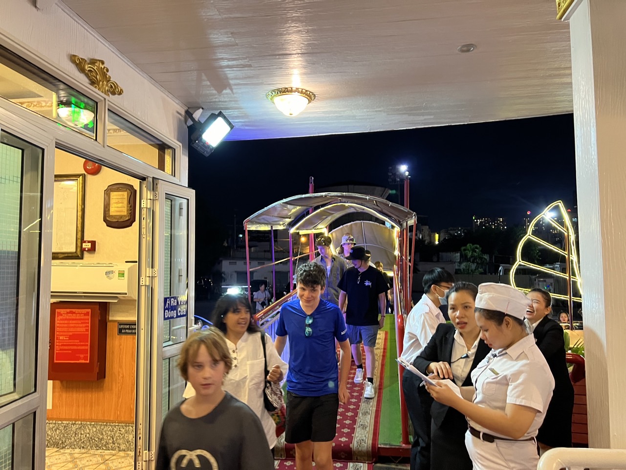 Trao đổi với phóng viên Báo Phụ nữ TPHCM, ông An Sơn Lâm - Giám đốc Công ty TNHH Thuyền buồm Đông Dương - cho biết, hai tàu nhà hàng của đơn vị với sức chứa khoảng 800 khách đã kín bàn vào tối 31/12.