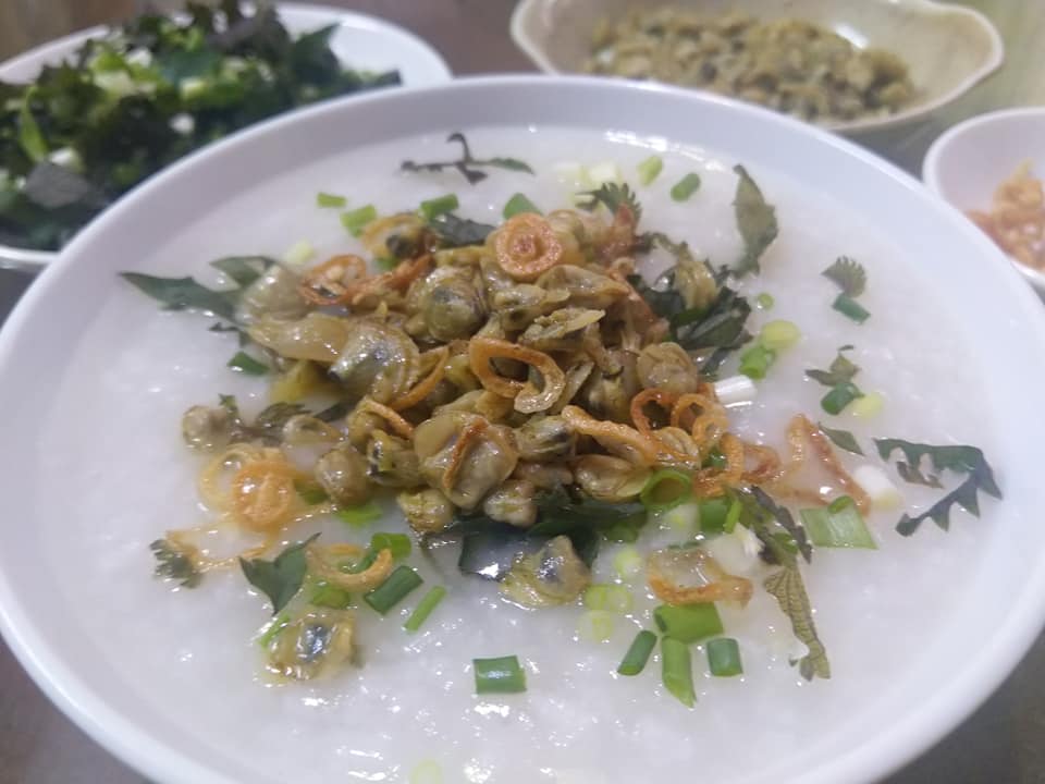 Cháo vừa có vị ngọt của hến tươi quyện mùi thơm của lá tía tô cùng những chắt chiu tần tảo của những người dân quê