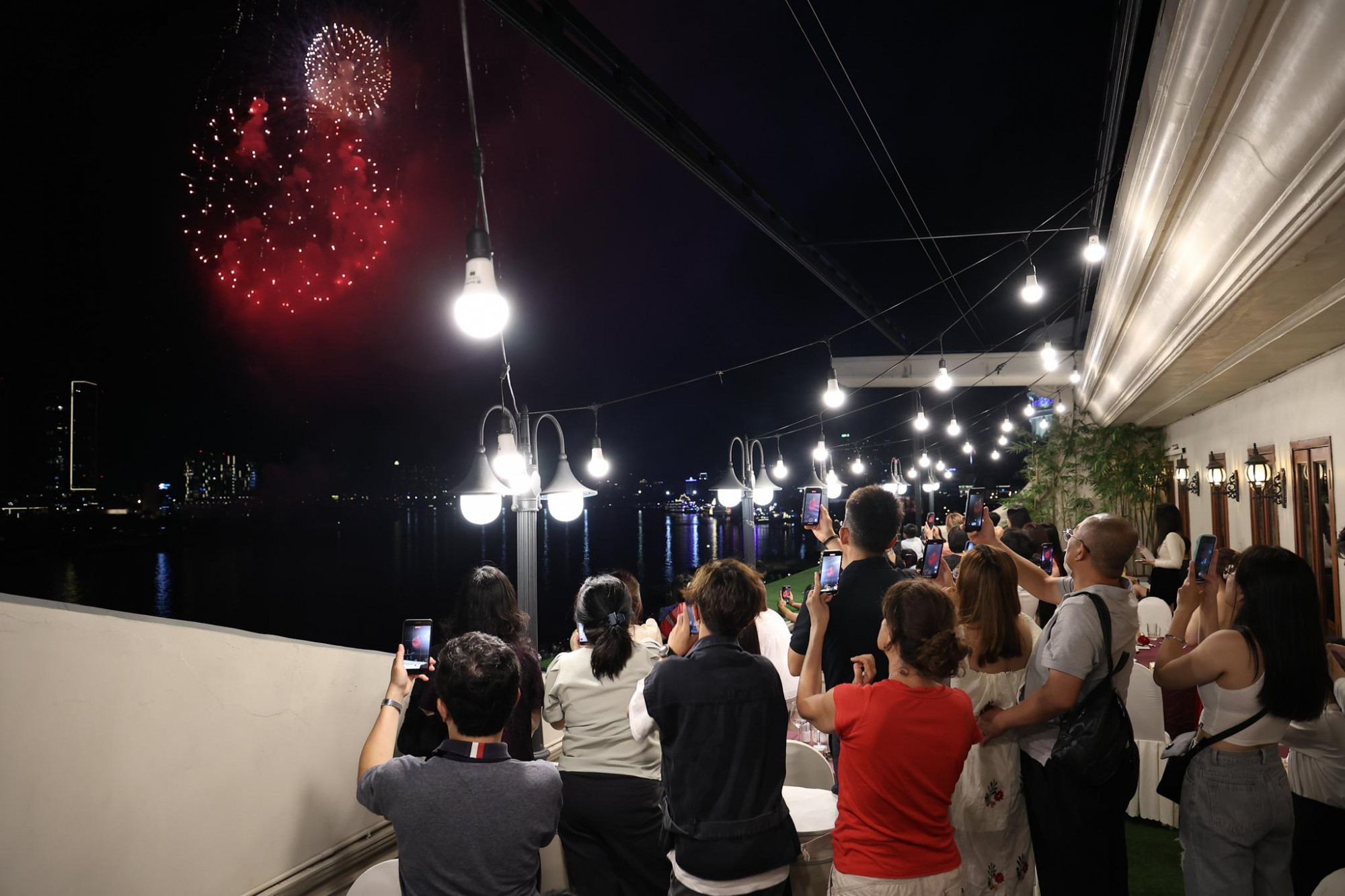 Đồng thời, lượng khách đặt phòng tăng nhanh từ nửa đầu tháng 12, tập trung chủ yếu vào nhóm gia đình, giới trẻ và khách quốc tế. Nhiều du khách lựa chọn gói dịch vụ kết hợp lưu trú, ẩm thực và ngắm pháo hoa để tận hưởng trọn vẹn không khí đón năm mới, khiến các phòng có tầm nhìn đẹp sớm rơi vào tình trạng “cháy” chỗ. Ảnh:Riverside Saigon Hotel