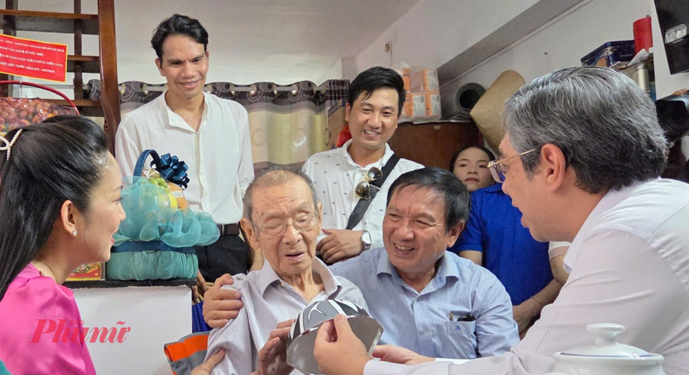 Lãnh đạo TPHCM đến thăm NSND Đinh Bằng Phi