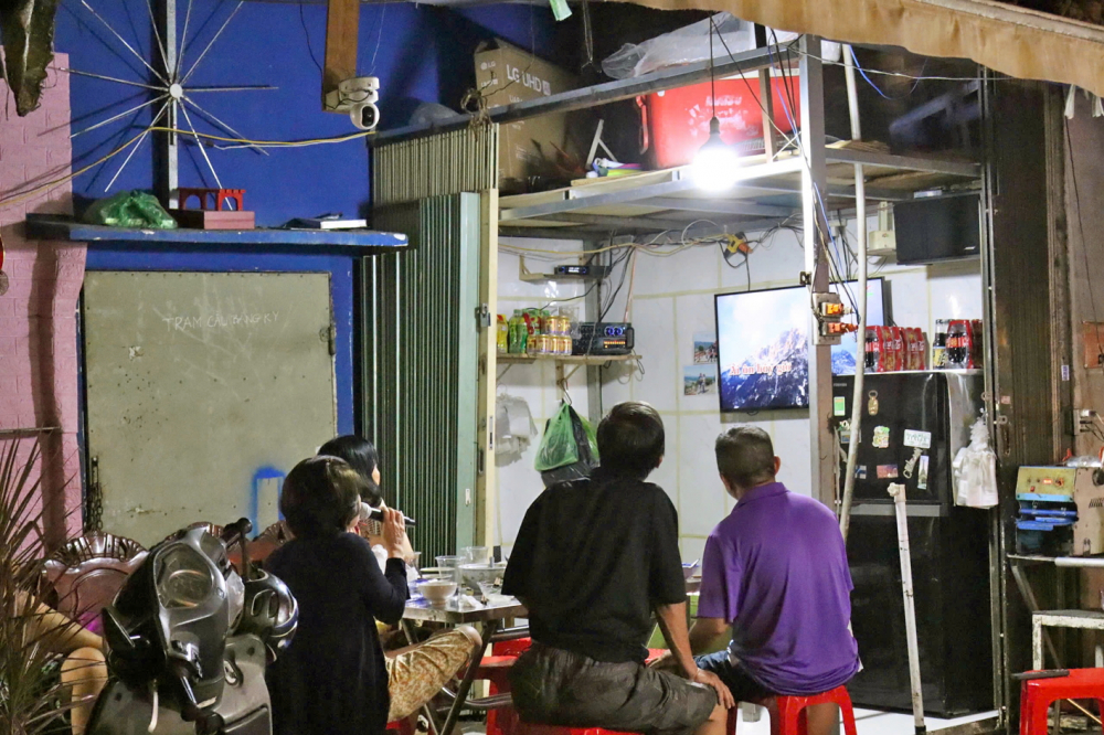 Một nhóm người hát karaoke trong nhà bên đường Nơ Trang Long, phường Bình Lợi Trung với âm lượng vừa phải - ẢNH: THANH TÂM