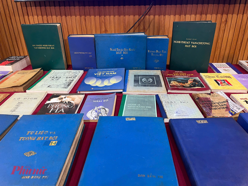 Những tài liệu quý mà NSND Đinh Bằng Phi trao lại cho Nhà hát nghệ thuật Hát bội TPHCM - Ảnh: Mạnh Hảo.