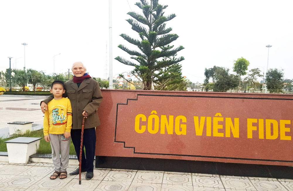 Cụ Lê Minh Giang trong một lần đi chơi cùng chắt - Ảnh do nhân vật cung cấp 