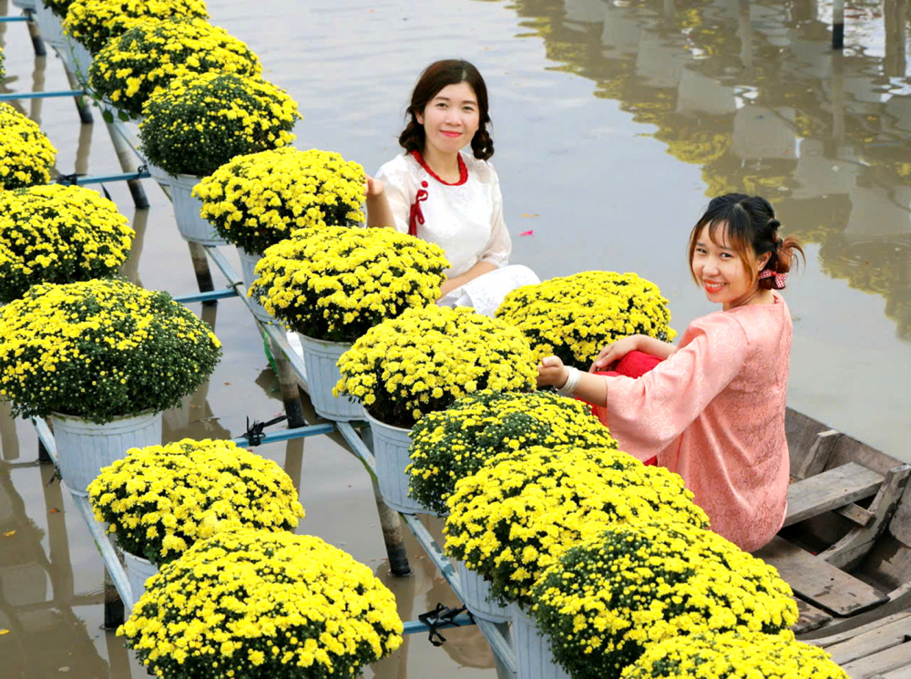 Du khách thích thú trải nghiệm ở làng hoa Sa Đéc, tỉnh Đồng Tháp