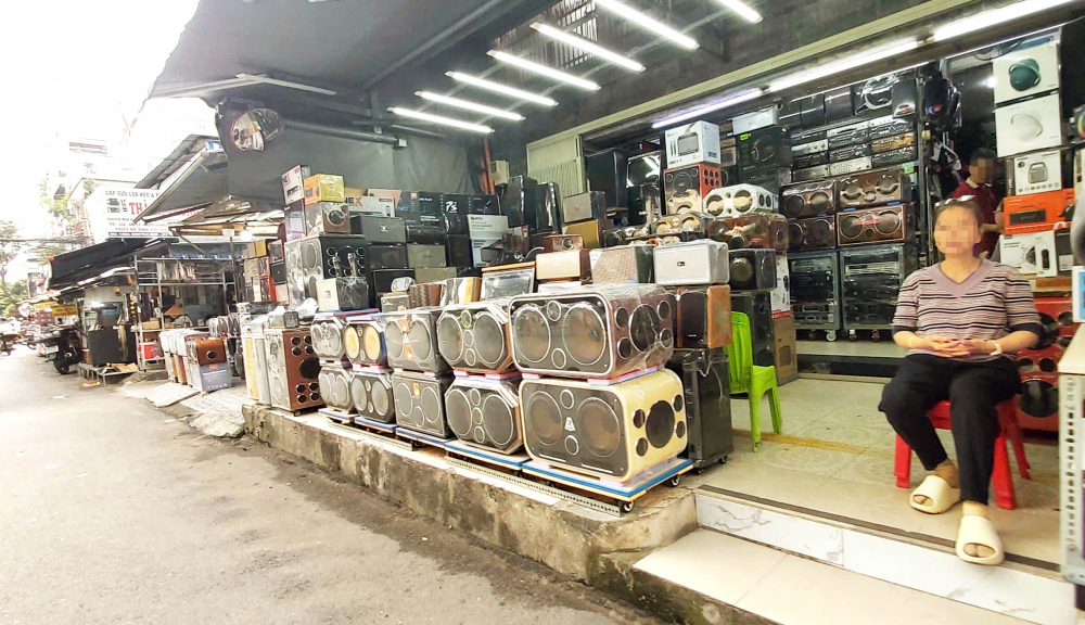 Các cửa hàng kinh doanh loa hát karaoke di động ế ẩm sau khi Nghị định 282/2025 có hiệu lực ẢNH: PHÙNG HUY (chụp tại chợ điện tử Nhật Tảo, phường Vườn Lài, TPHCM)