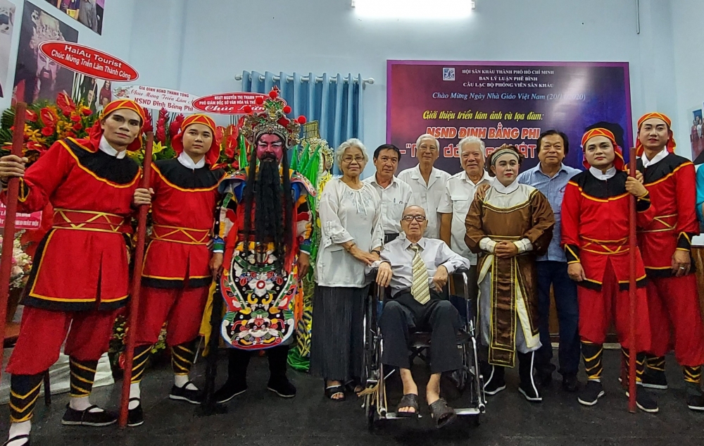 NSND Đinh Bằng Phi bên những học trò, đồng nghiệp